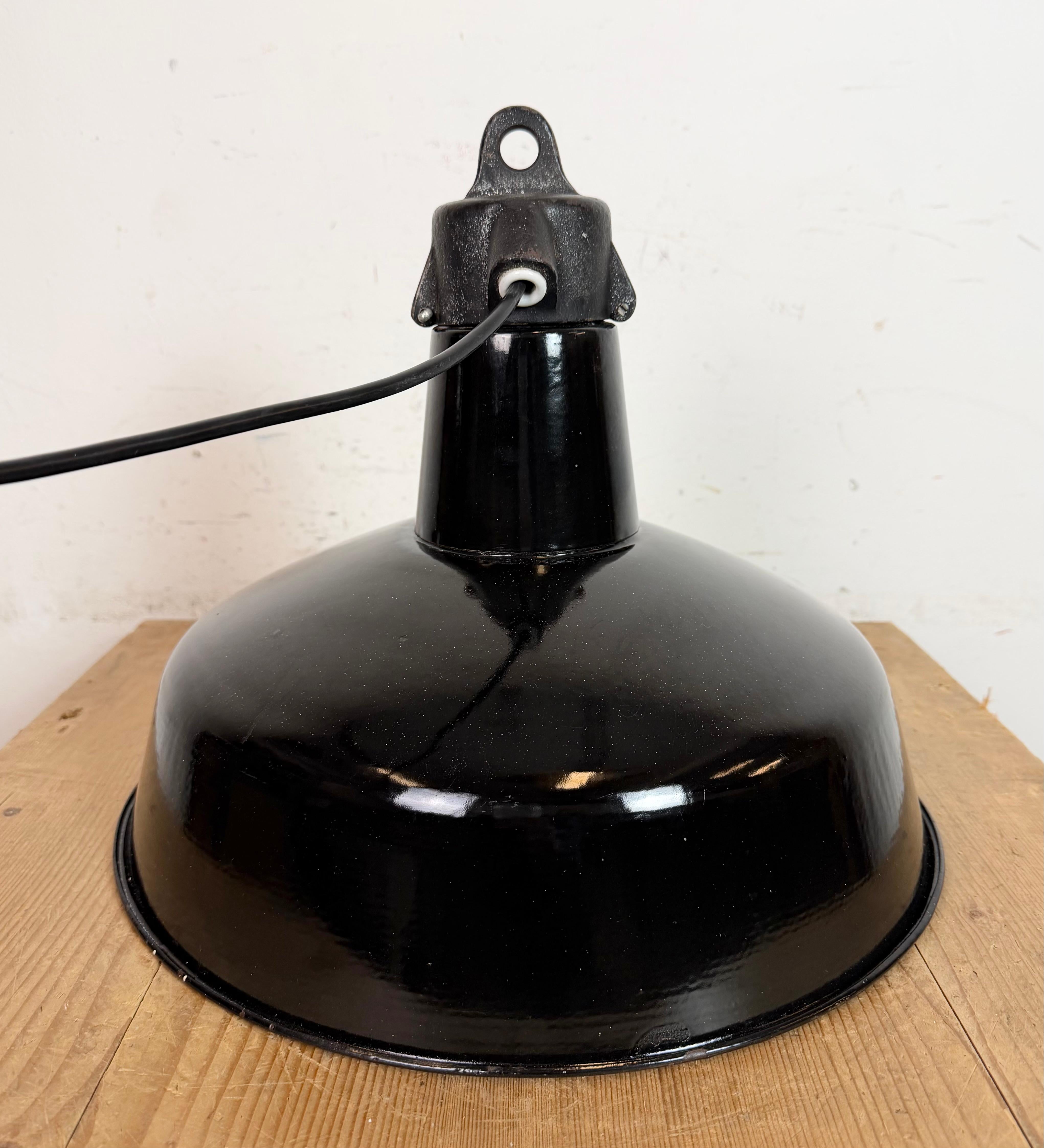 Lampe d'usine industrielle en émail noir avec dessus en fonte, années 1950 en vente 9