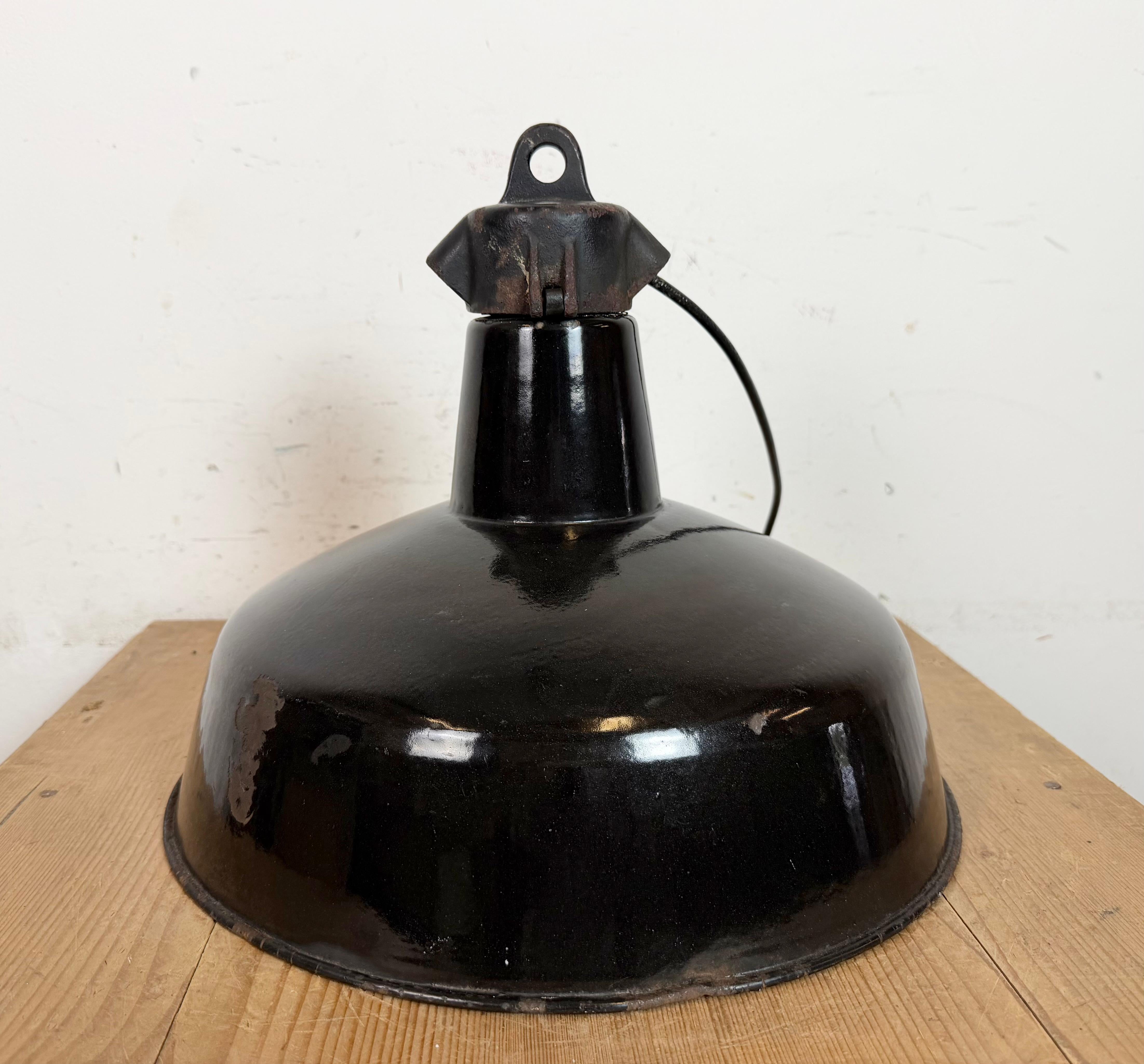 Industrial Black Enamel Factory Lamp with Cast Iron Top, 1950s For Sale 11