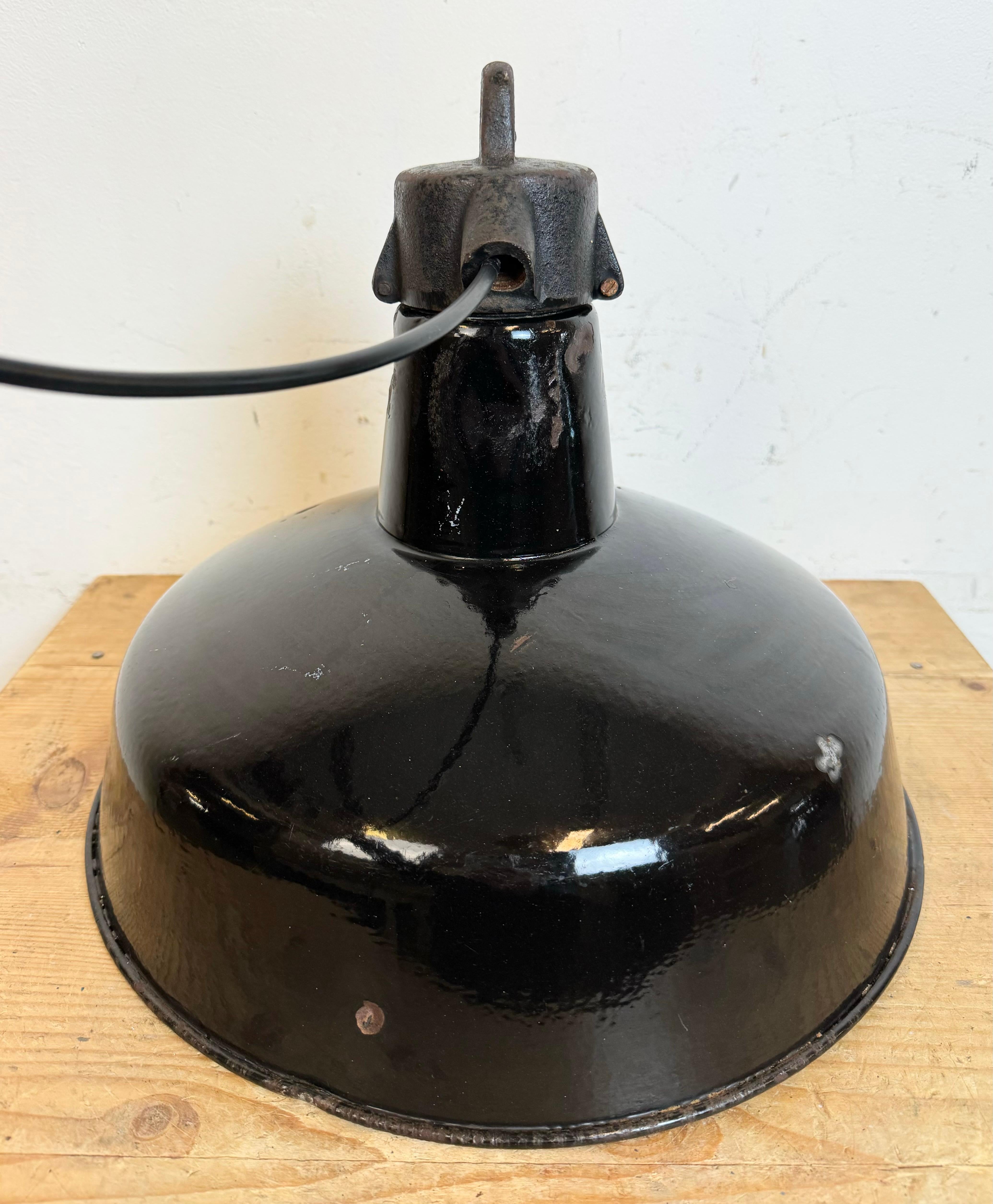 Industrielle schwarze Emaille-Fabrik-Lampe mit Gusseisenplatte, 1950er Jahre im Angebot 11