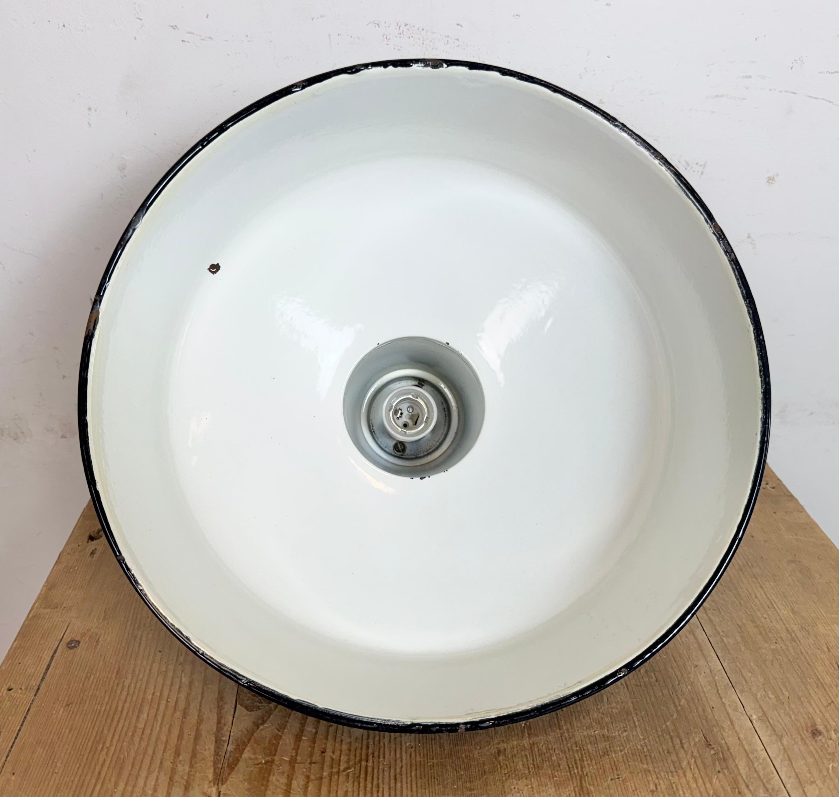 Industrielle schwarze Emaille-Fabrik-Lampe mit Gusseisenplatte, 1950er Jahre im Angebot 12