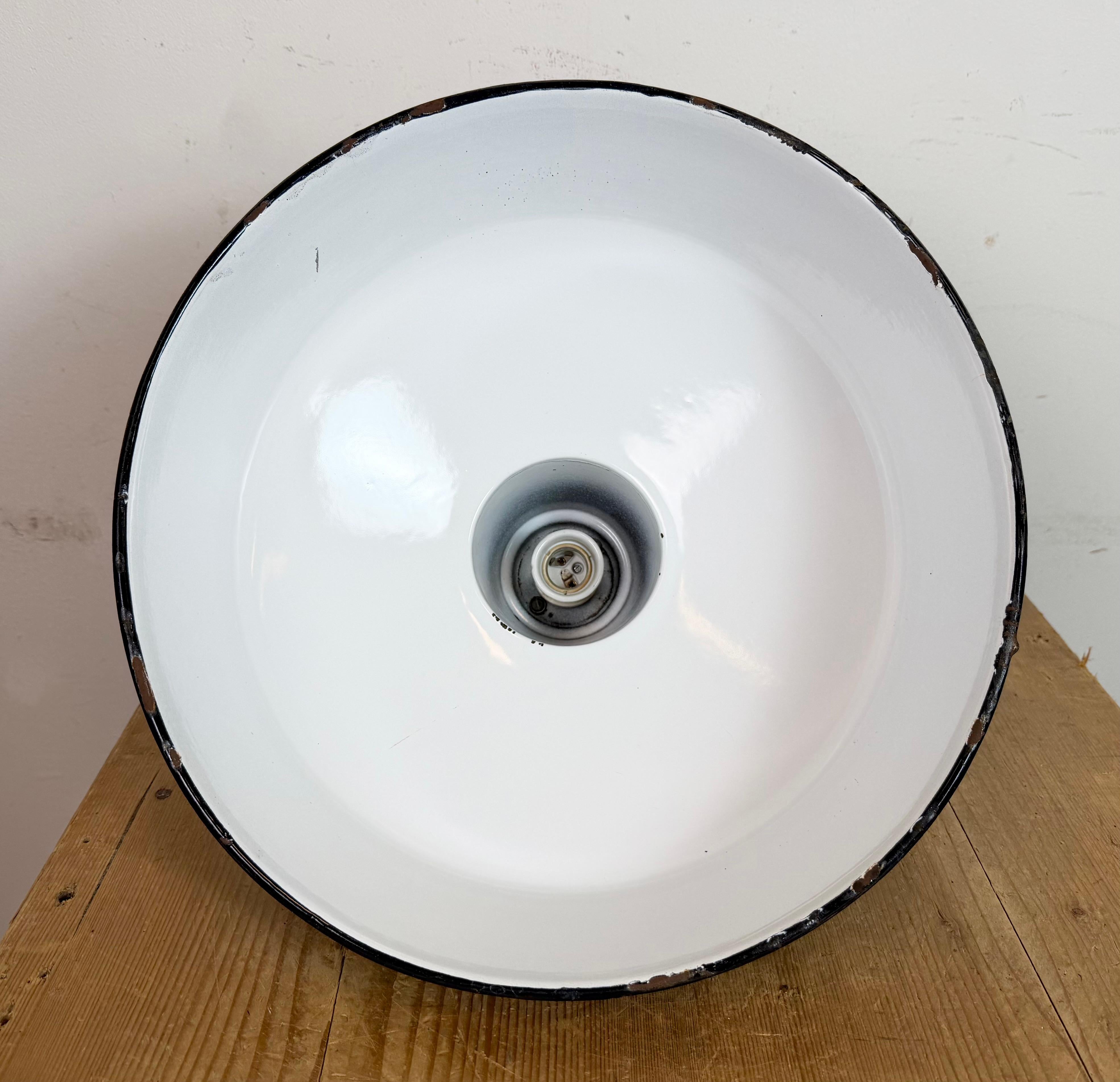 Lampe d'usine industrielle en émail noir avec dessus en fonte, années 1950 en vente 10
