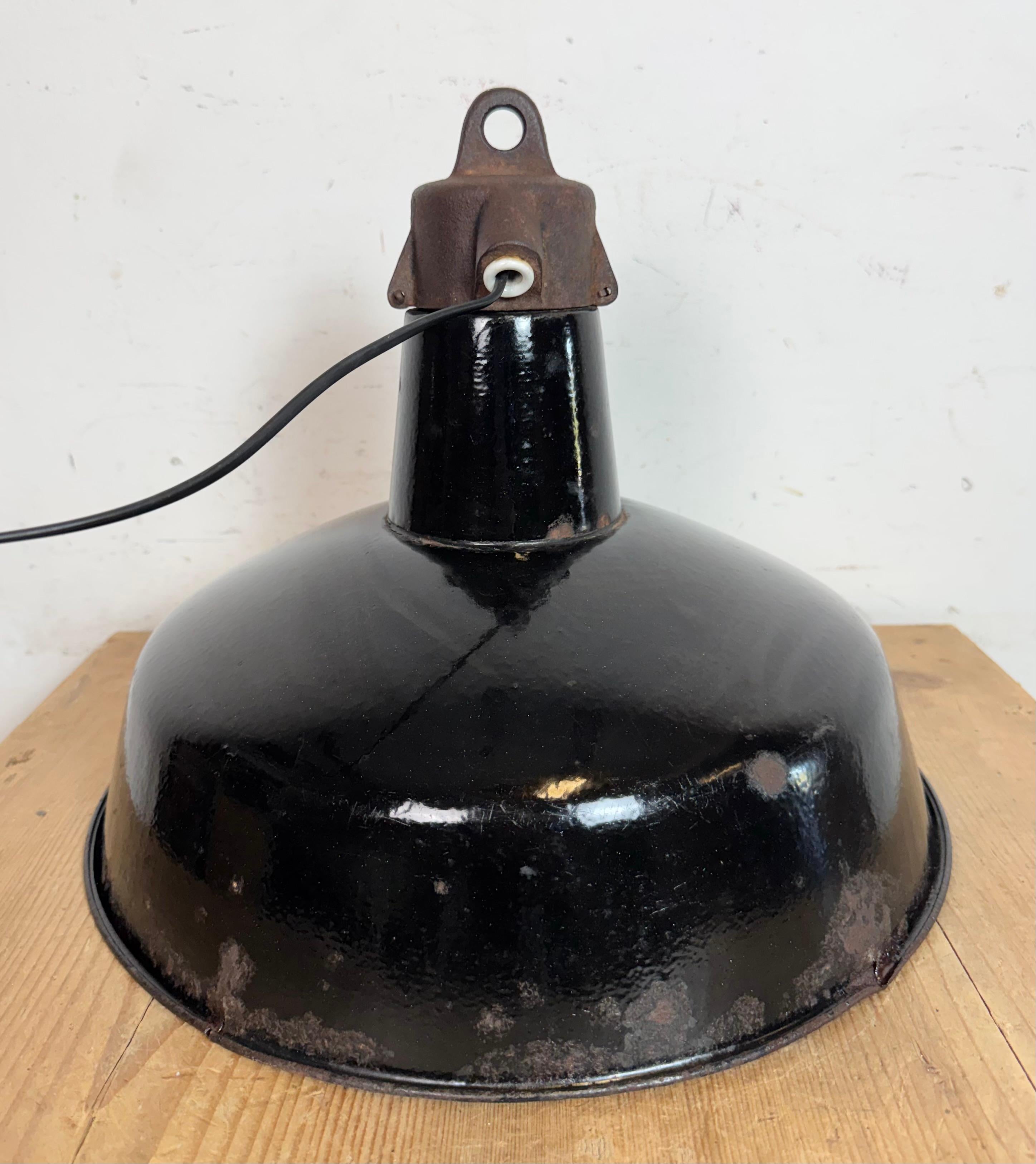Industrielle schwarze Emaille-Fabrik-Lampe mit Gusseisenplatte, 1950er Jahre im Angebot 12