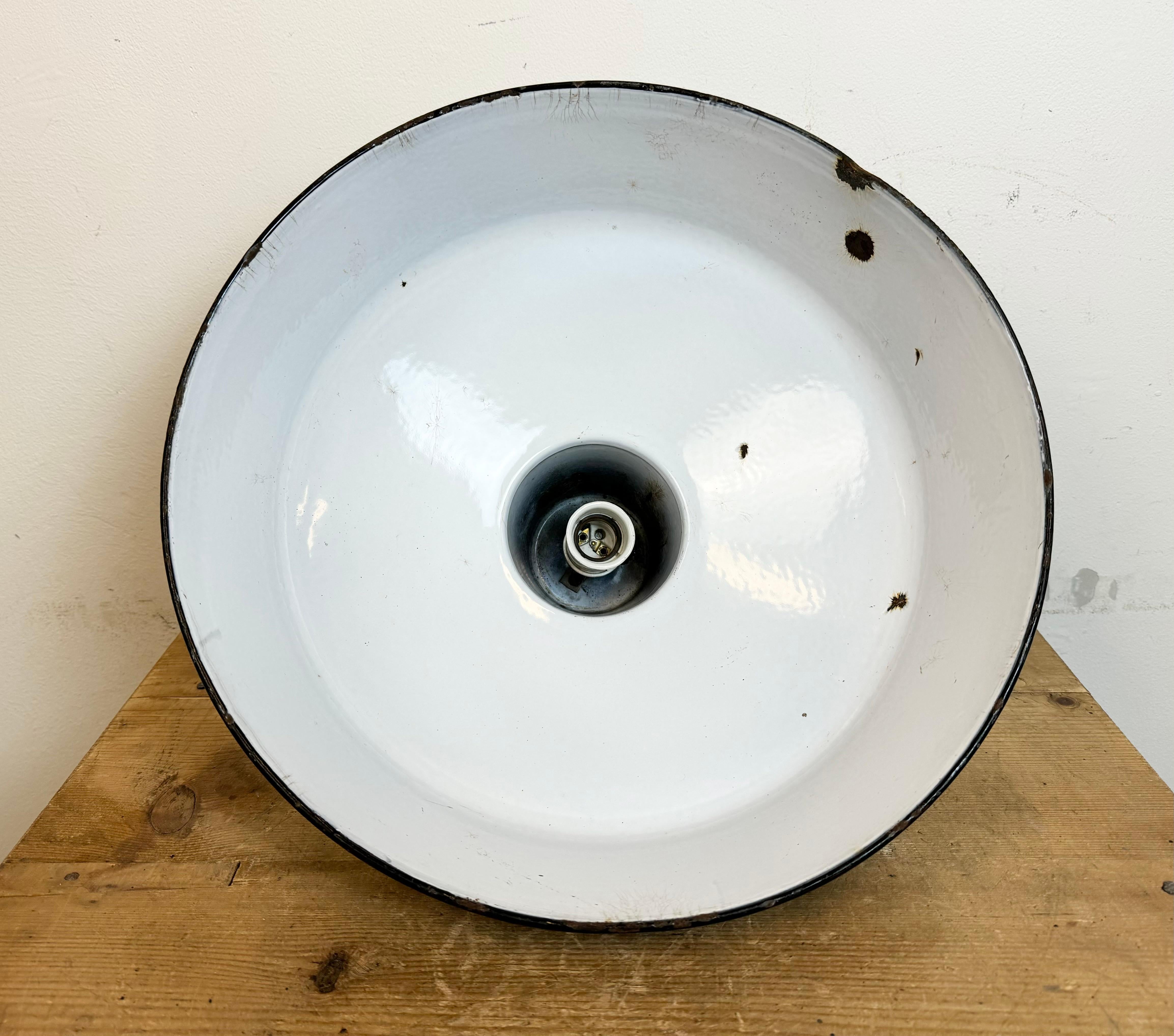 Industrielle schwarze Emaille-Fabrik-Lampe mit Gusseisenplatte, 1950er Jahre im Angebot 12