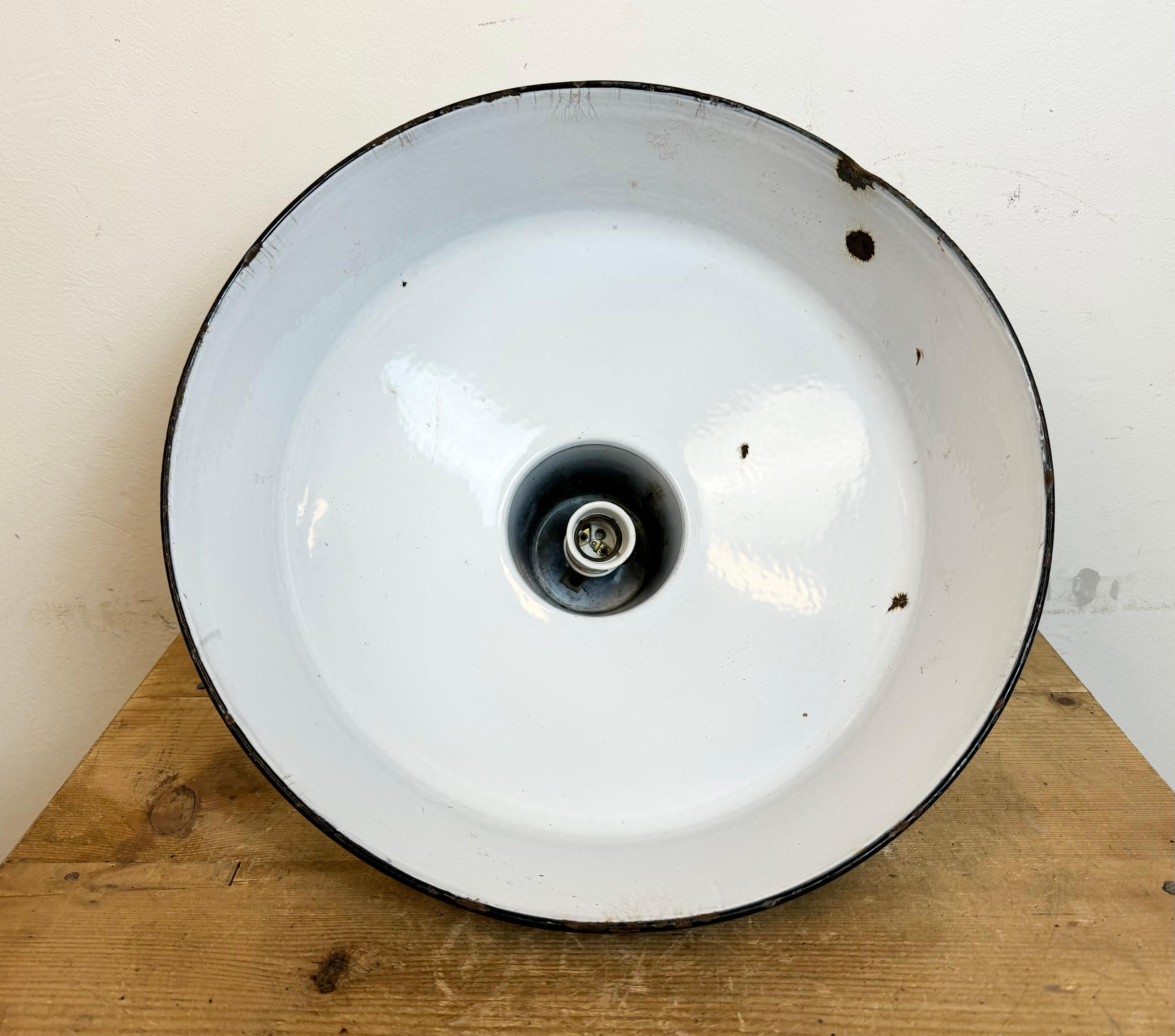 Lampada industriale da fabbrica in smalto nero con piano in ghisa, anni '1950 in vendita 10
