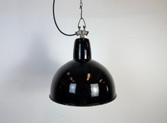 Industrielle schwarze Emaille-Fabrik-Lampe mit Gusseisenplatte, 1950er Jahre