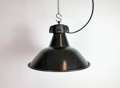Lampada industriale da fabbrica in smalto nero con piano in ghisa, anni '1950