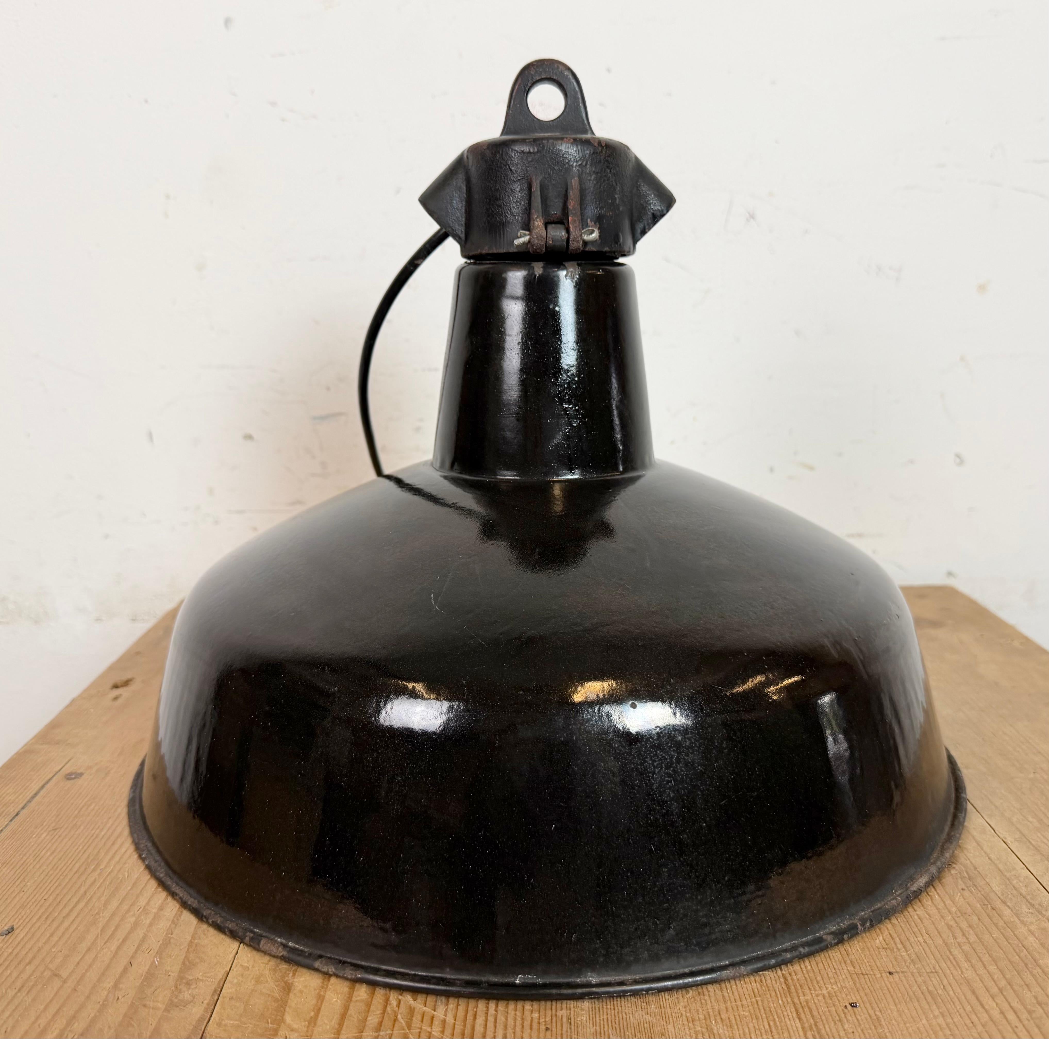 Industrial Black Enamel Factory Lamp with Cast Iron Top, 1950s For Sale 15