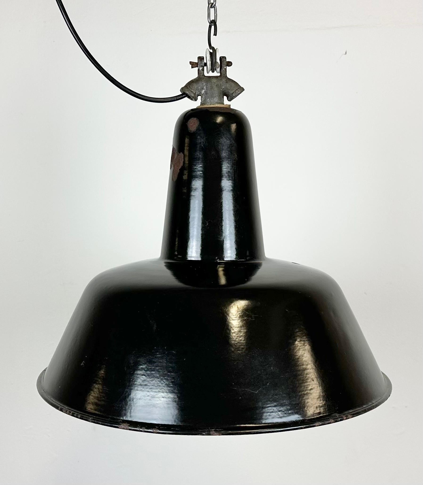 Industrial Black Enamel Factory Lamp with Cast Iron Top, 1950s In Good Condition For Sale In Kojetice, CZ