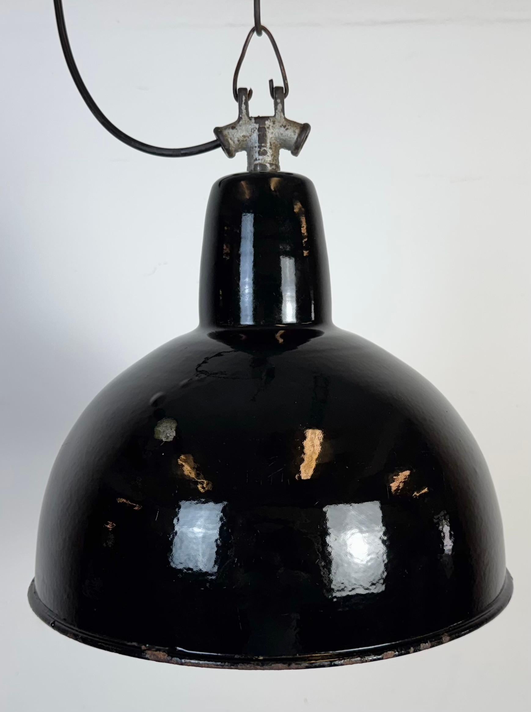 Industriel Lampe d'usine industrielle en émail noir avec dessus en fonte, années 1950 en vente