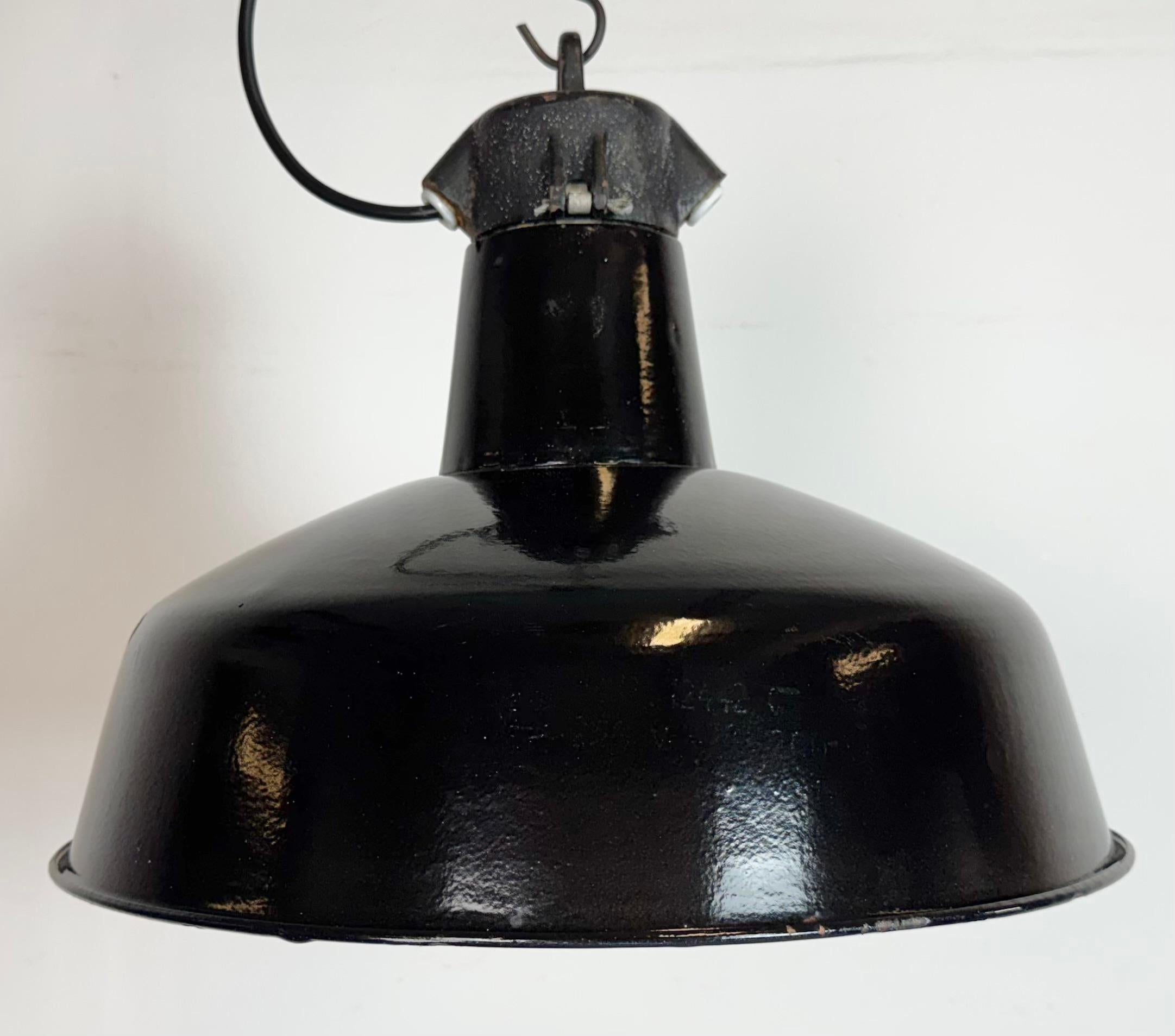 Industrielle schwarze Emaille-Fabrik-Lampe mit Gusseisenplatte, 1950er Jahre (Tschechisch) im Angebot