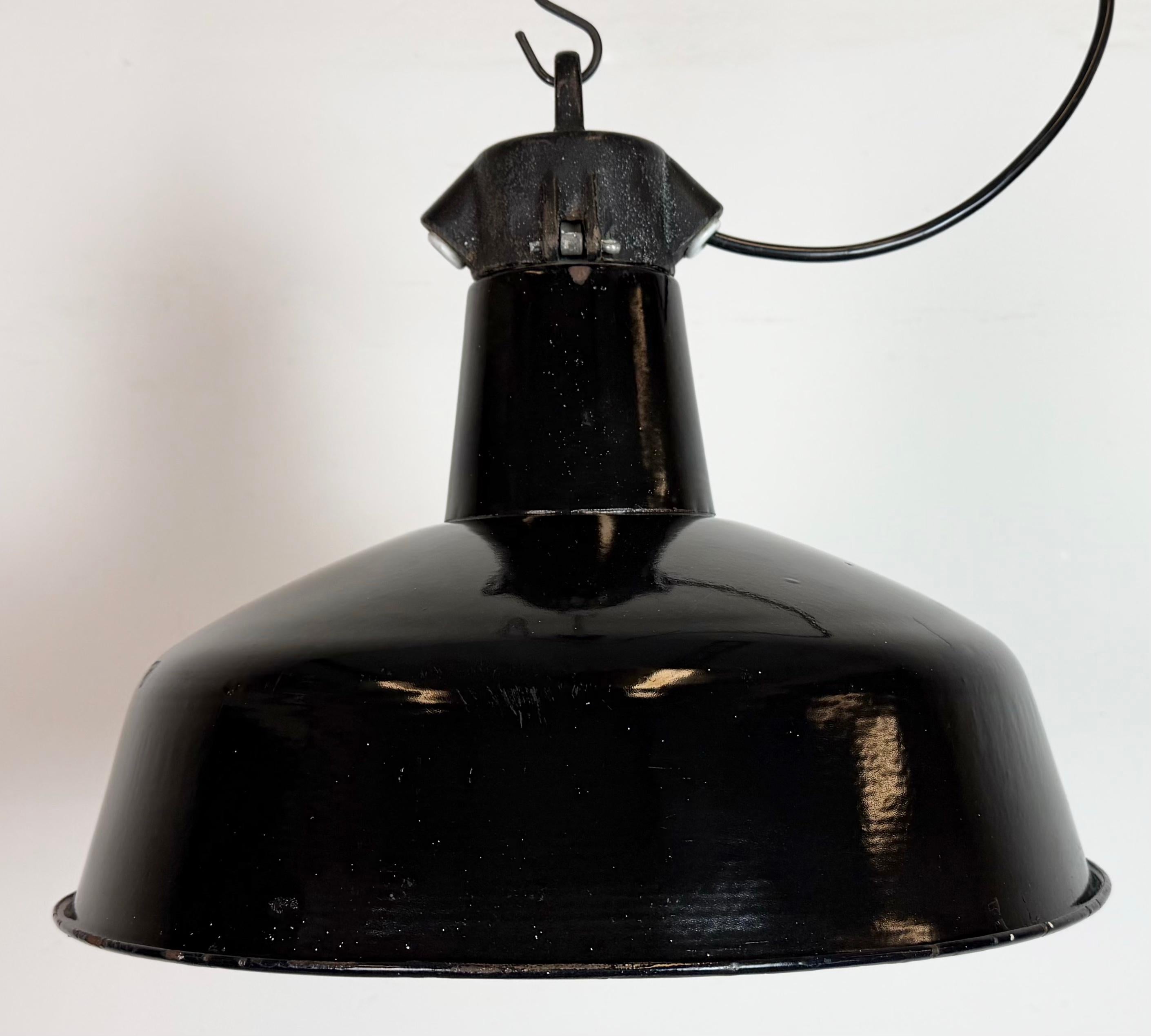 Industriel Lampe d'usine industrielle en émail noir avec dessus en fonte, années 1950 en vente