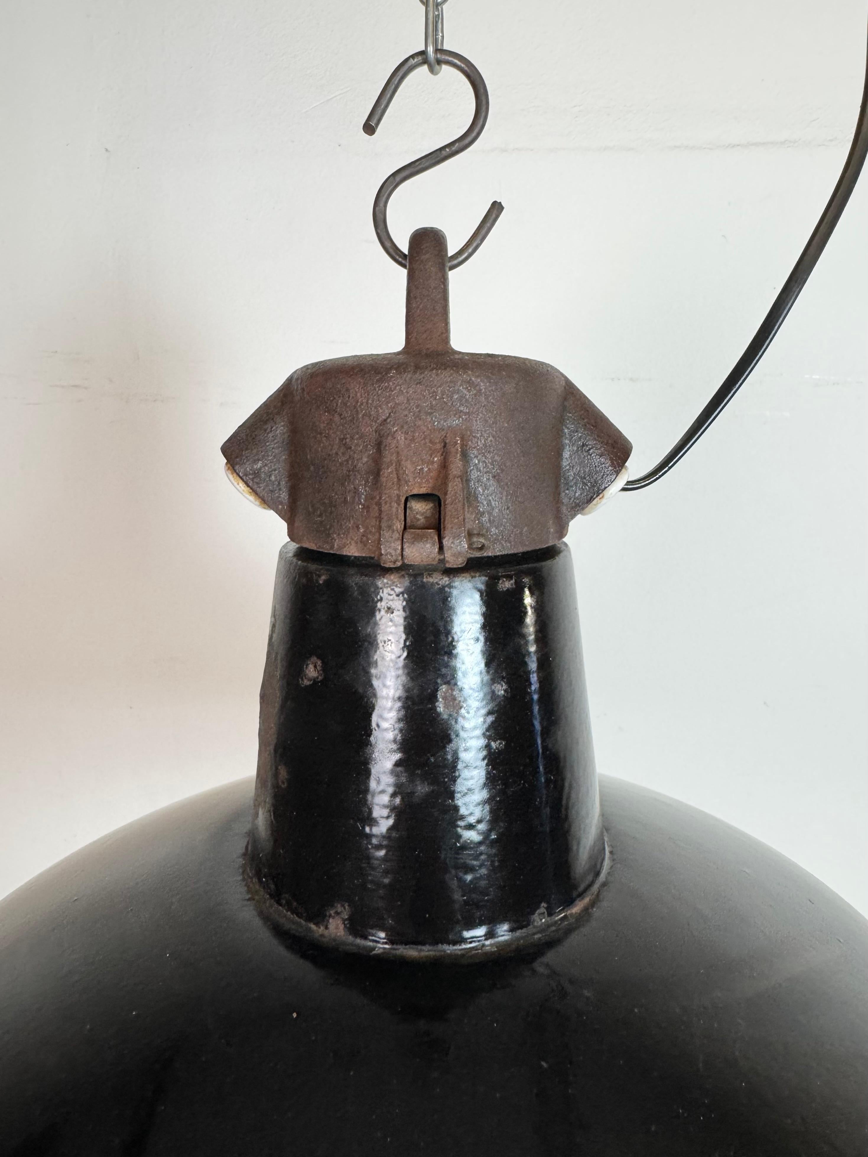 Industrielle schwarze Emaille-Fabrik-Lampe mit Gusseisenplatte, 1950er Jahre (Tschechisch) im Angebot