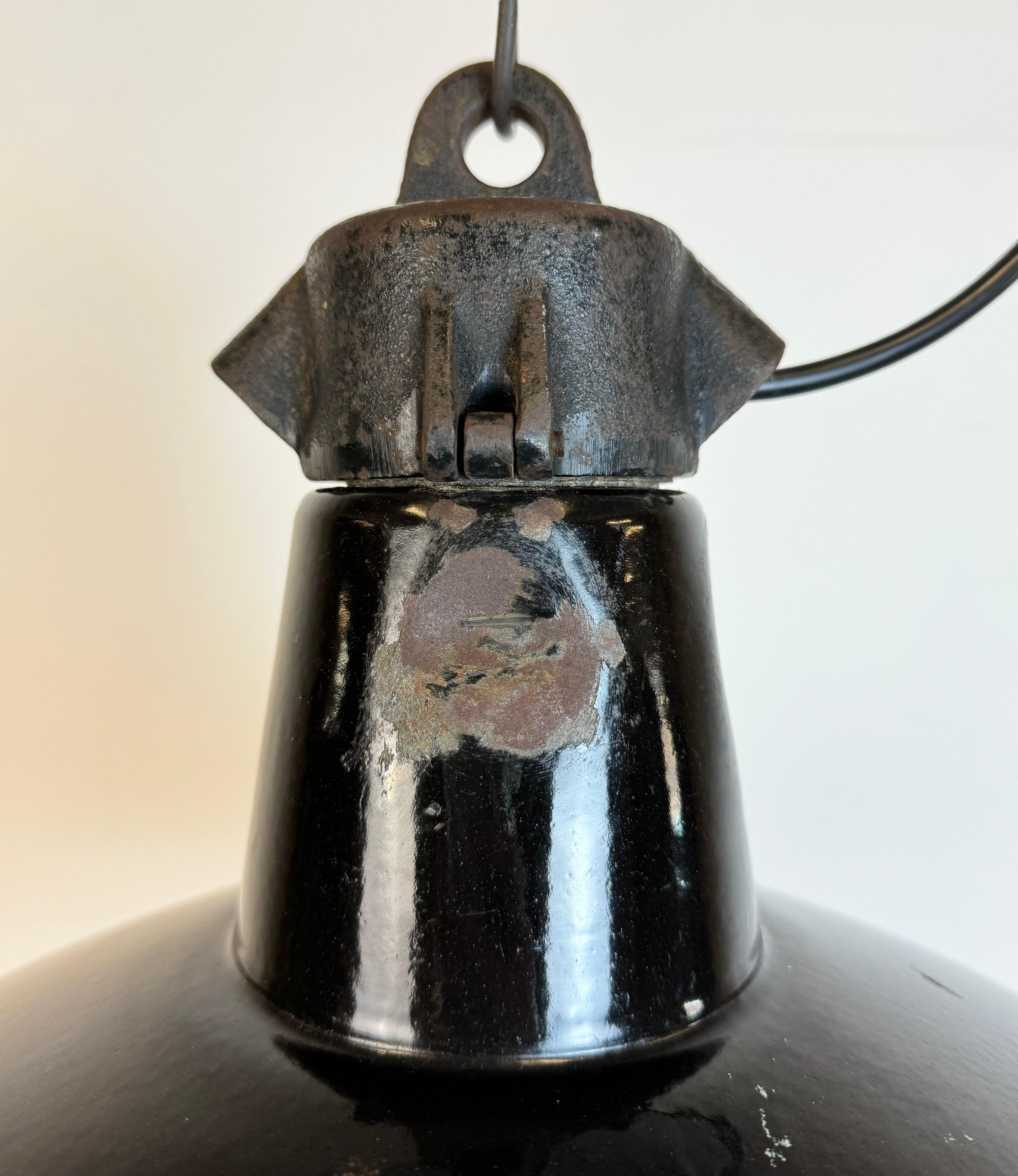Industrielle schwarze Emaille-Fabrik-Lampe mit Gusseisenplatte, 1950er Jahre (Gegossen) im Angebot