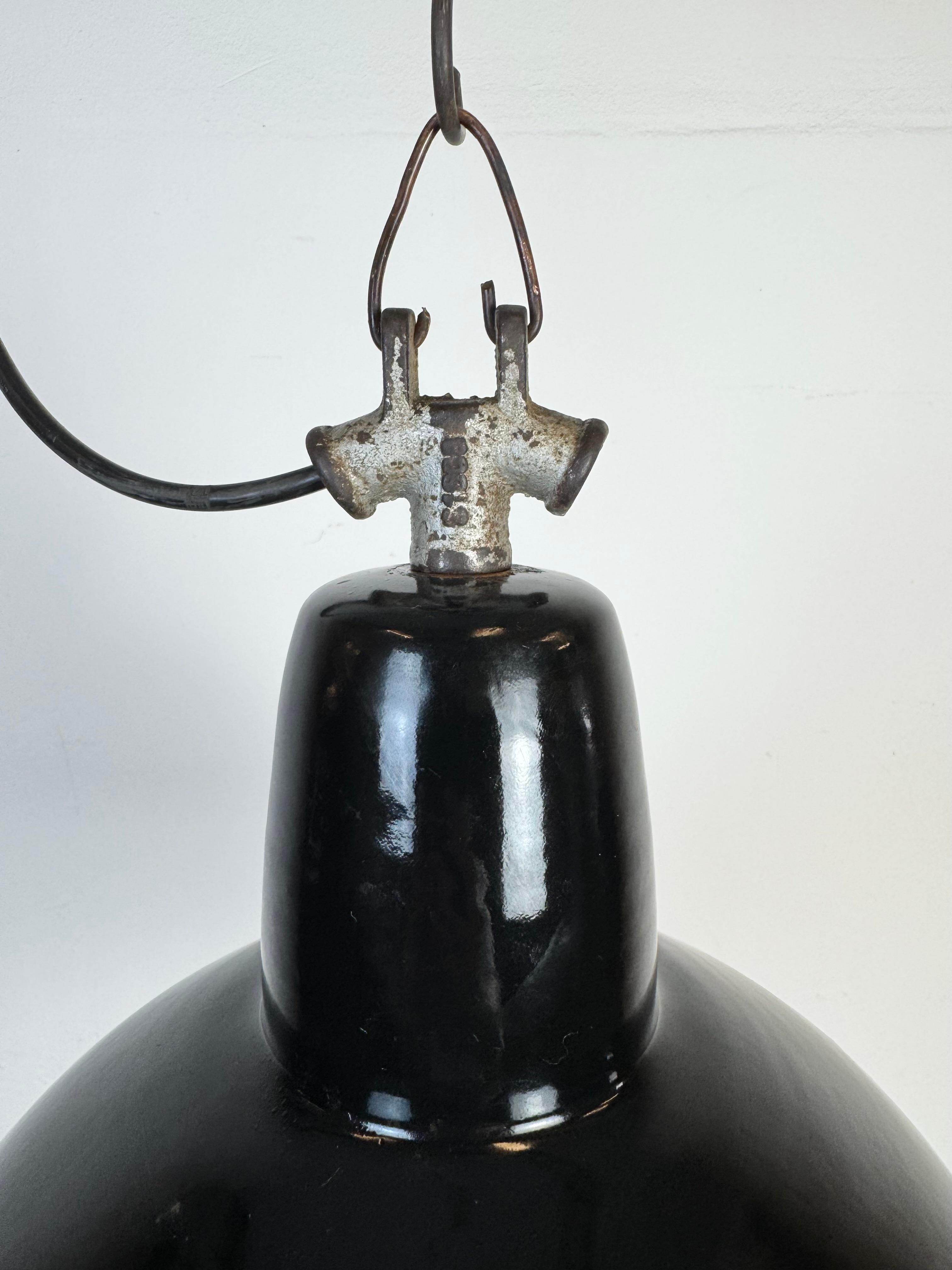 Tchèque Lampe d'usine industrielle en émail noir avec dessus en fonte, années 1950 en vente