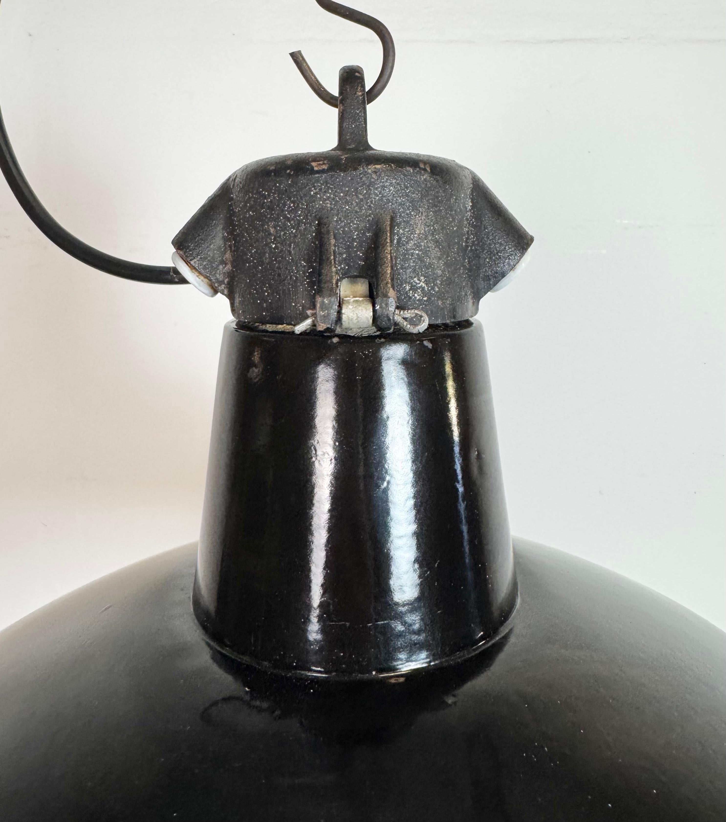 Industrielle schwarze Emaille-Fabrik-Lampe mit Gusseisenplatte, 1950er Jahre im Zustand „Gut�“ im Angebot in Kojetice, CZ