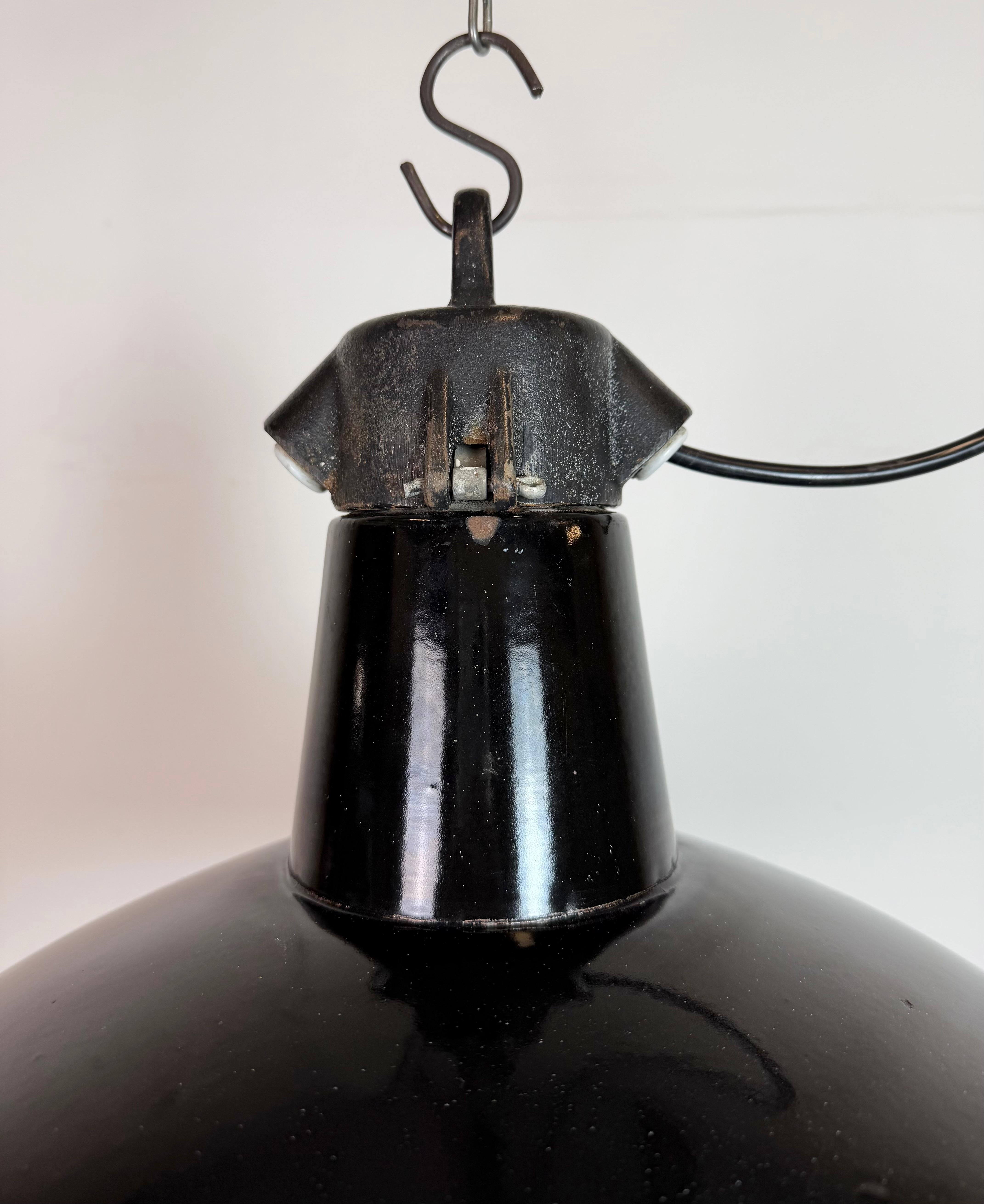 Tchèque Lampe d'usine industrielle en émail noir avec dessus en fonte, années 1950 en vente