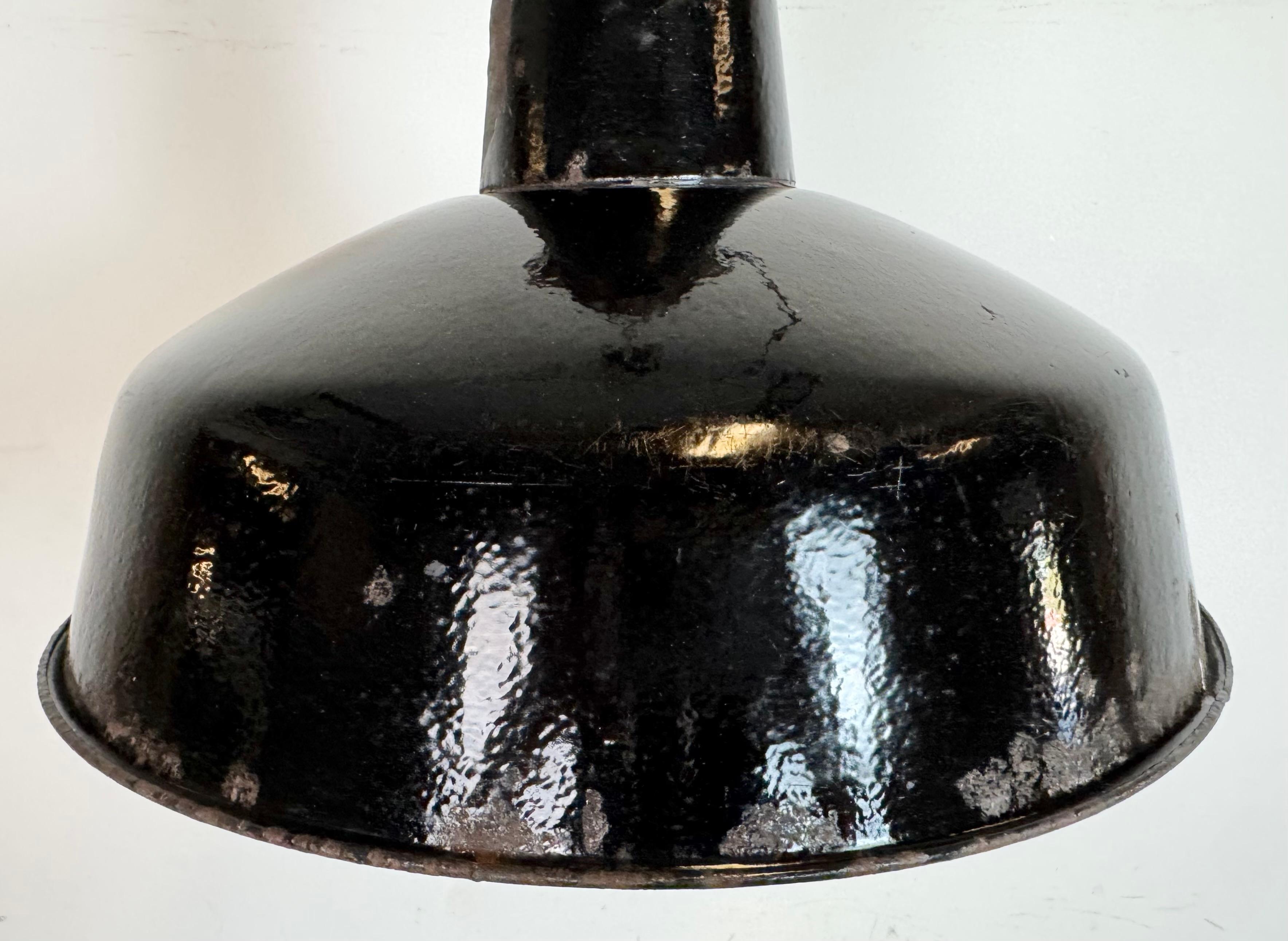 Industrielle schwarze Emaille-Fabrik-Lampe mit Gusseisenplatte, 1950er Jahre im Zustand „Relativ gut“ im Angebot in Kojetice, CZ