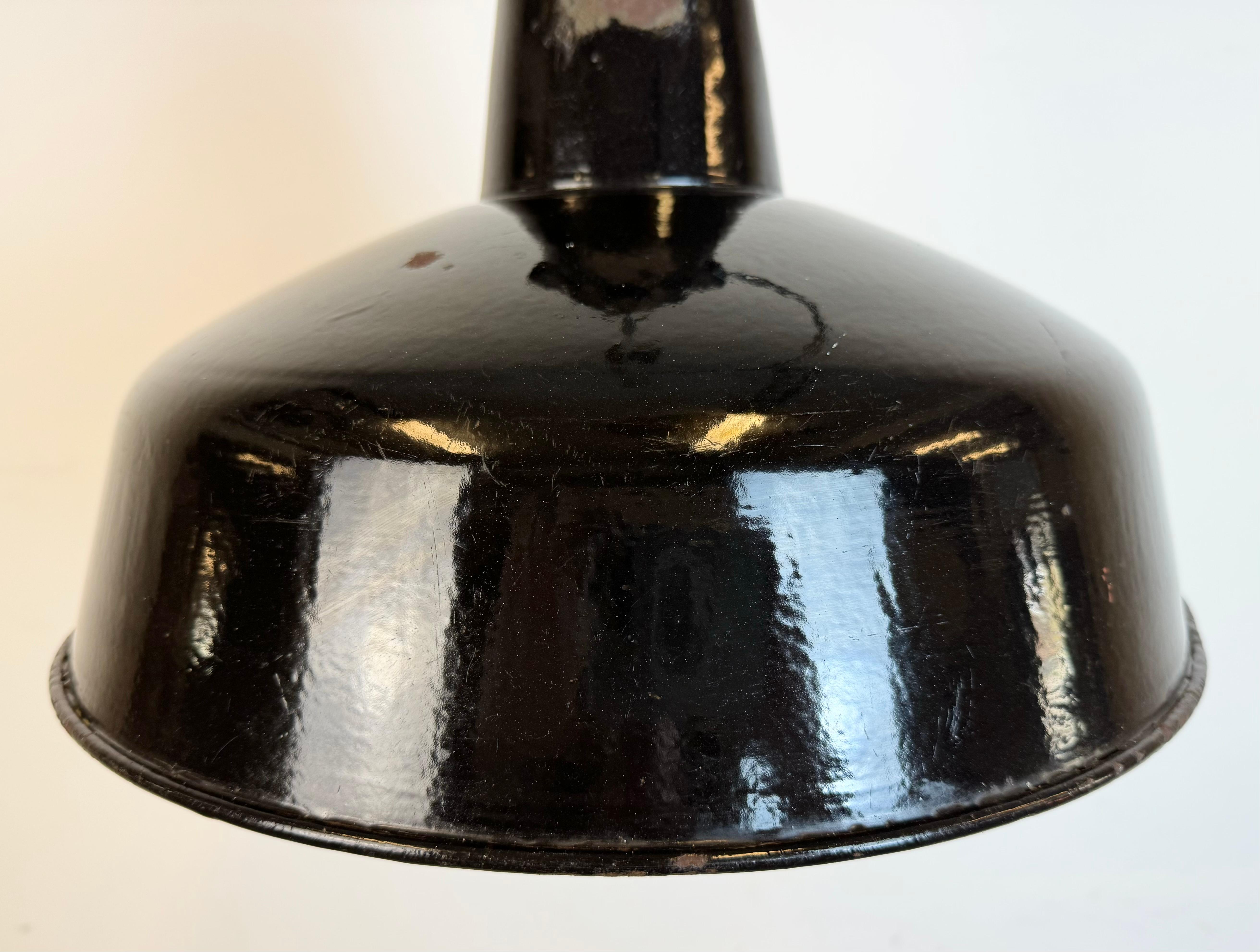Industrielle schwarze Emaille-Fabrik-Lampe mit Gusseisenplatte, 1950er Jahre im Zustand „Gut“ im Angebot in Kojetice, CZ