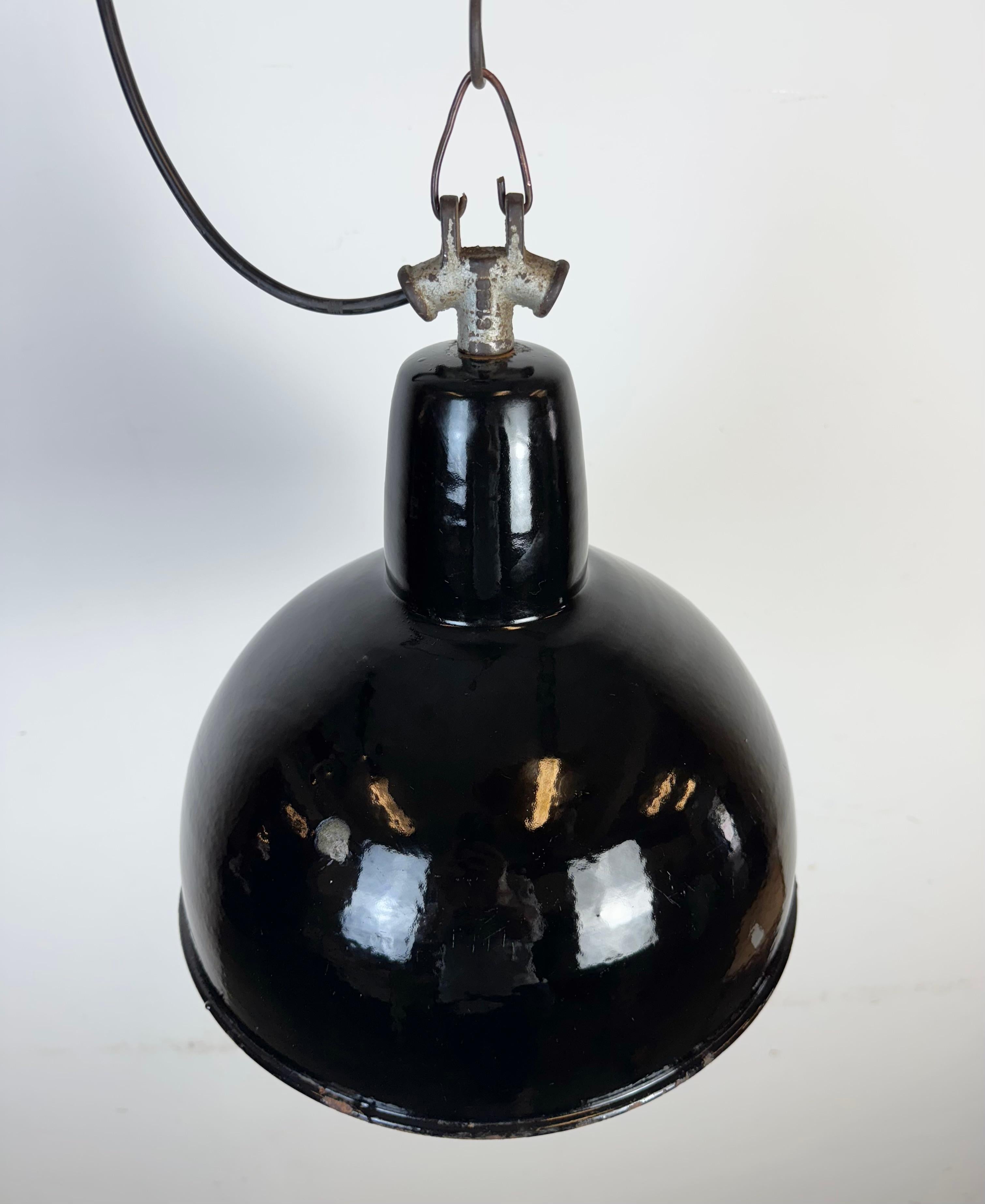 Moulage Lampe d'usine industrielle en émail noir avec dessus en fonte, années 1950 en vente
