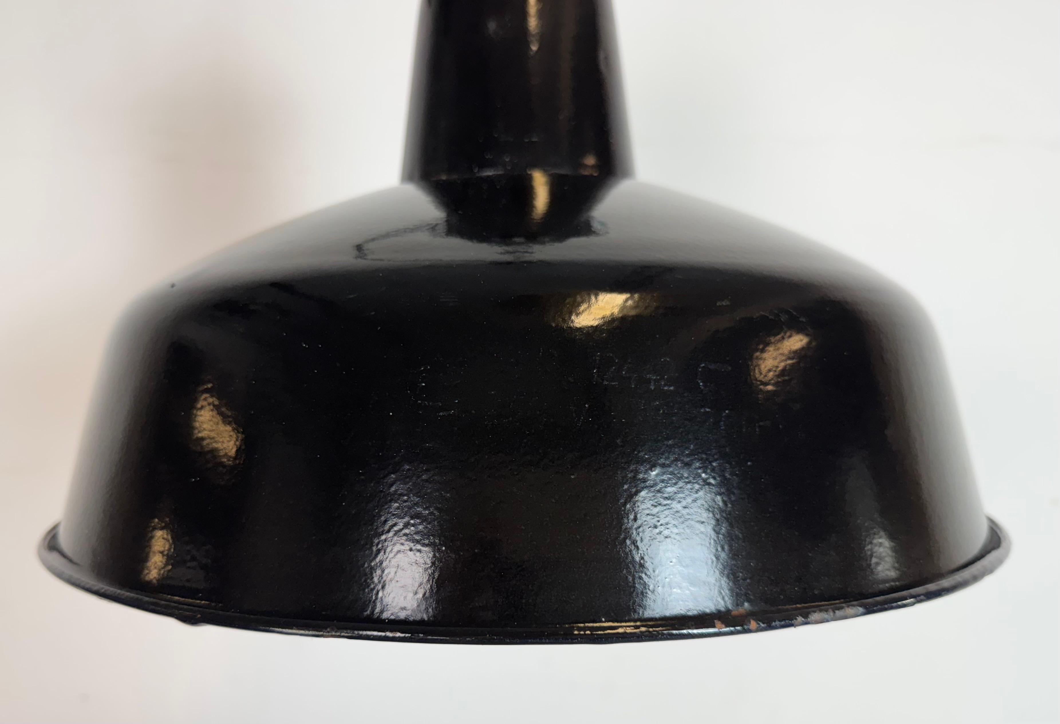 Industrielle schwarze Emaille-Fabrik-Lampe mit Gusseisenplatte, 1950er Jahre (20. Jahrhundert) im Angebot