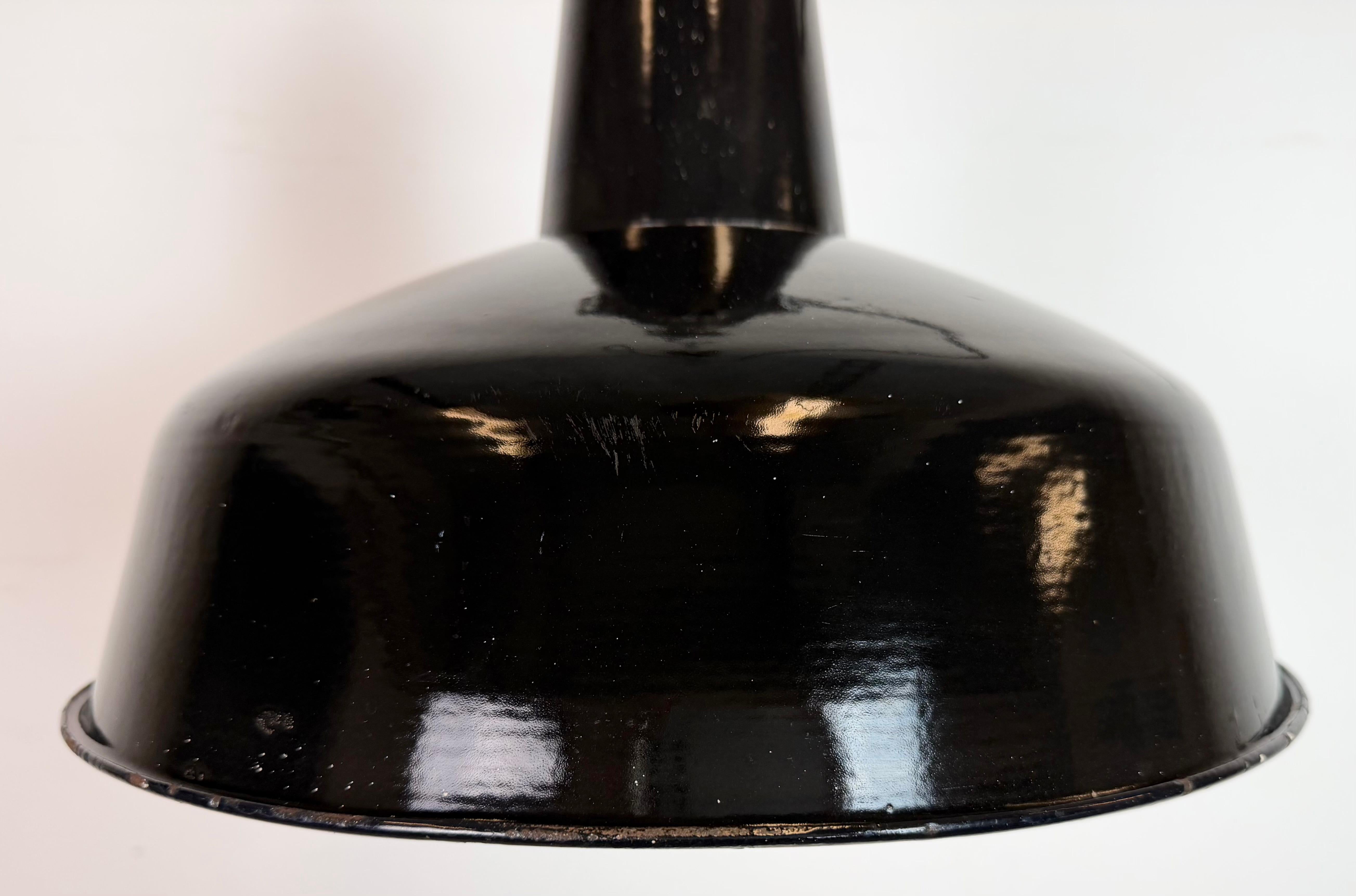 Lampe d'usine industrielle en émail noir avec dessus en fonte, années 1950 Bon état - En vente à Kojetice, CZ