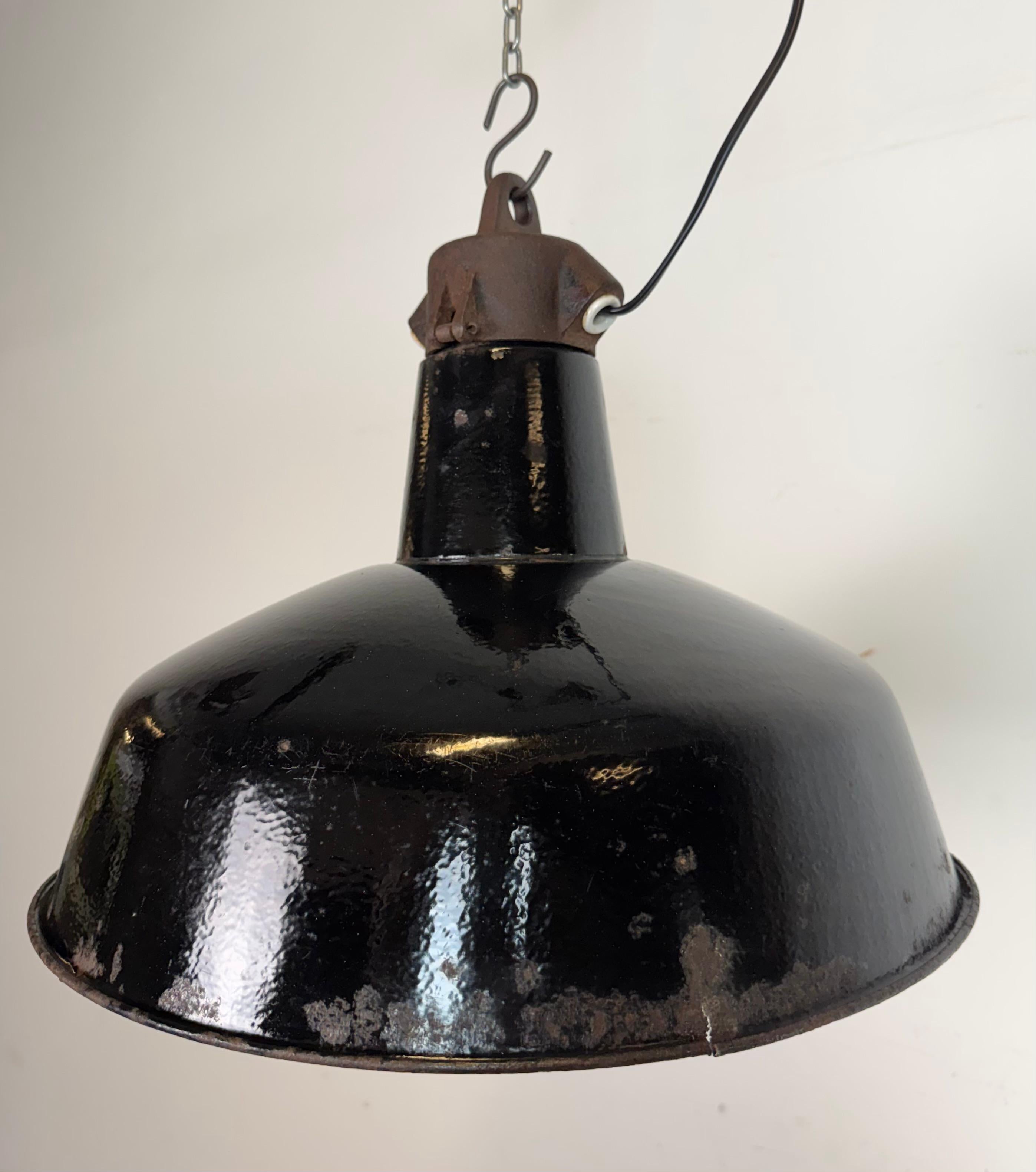 Industrielle schwarze Emaille-Fabrik-Lampe mit Gusseisenplatte, 1950er Jahre (20. Jahrhundert) im Angebot