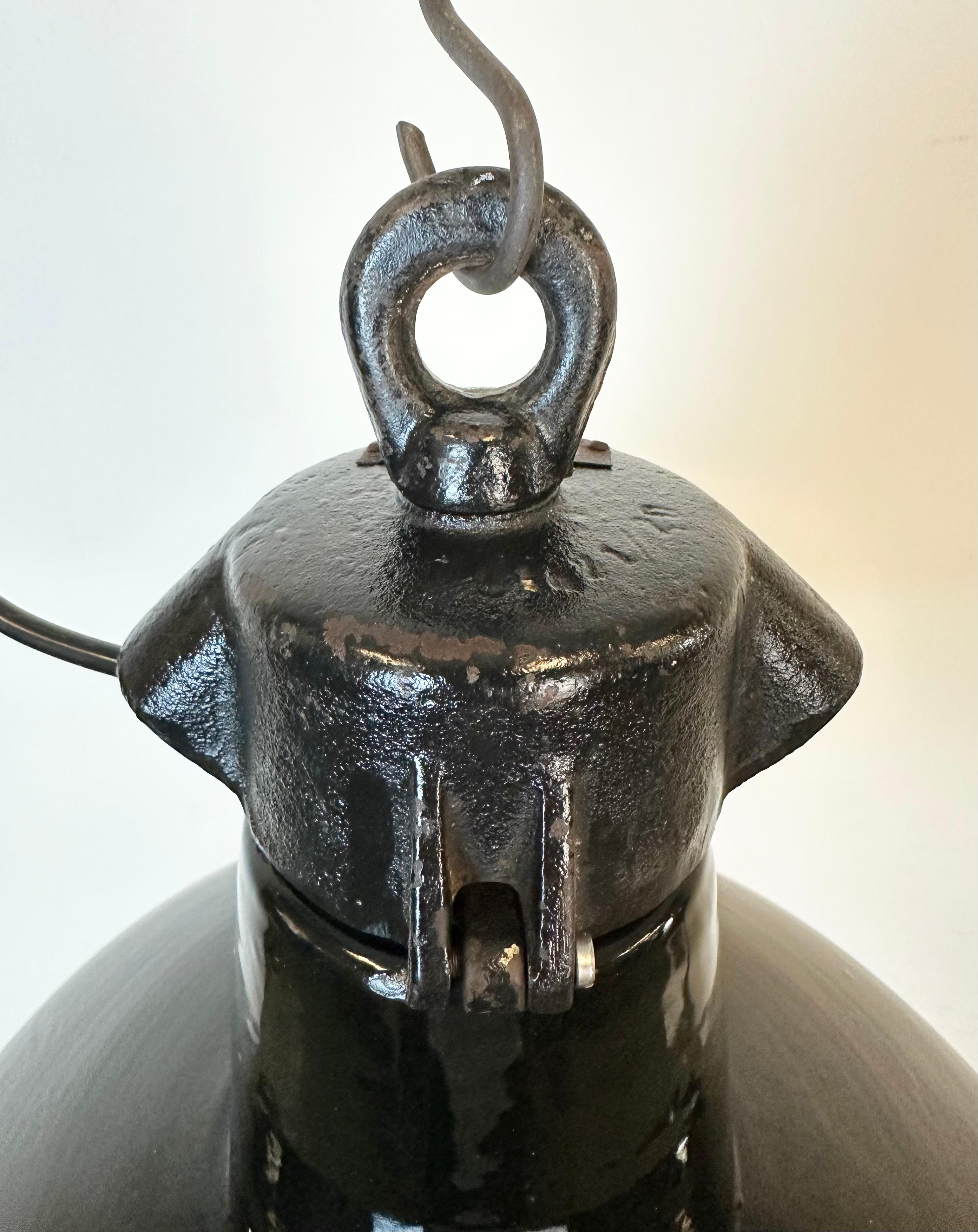 Industrielle schwarze Emaille-Fabrik-Lampe mit Gusseisenplatte, 1950er Jahre (20. Jahrhundert) im Angebot
