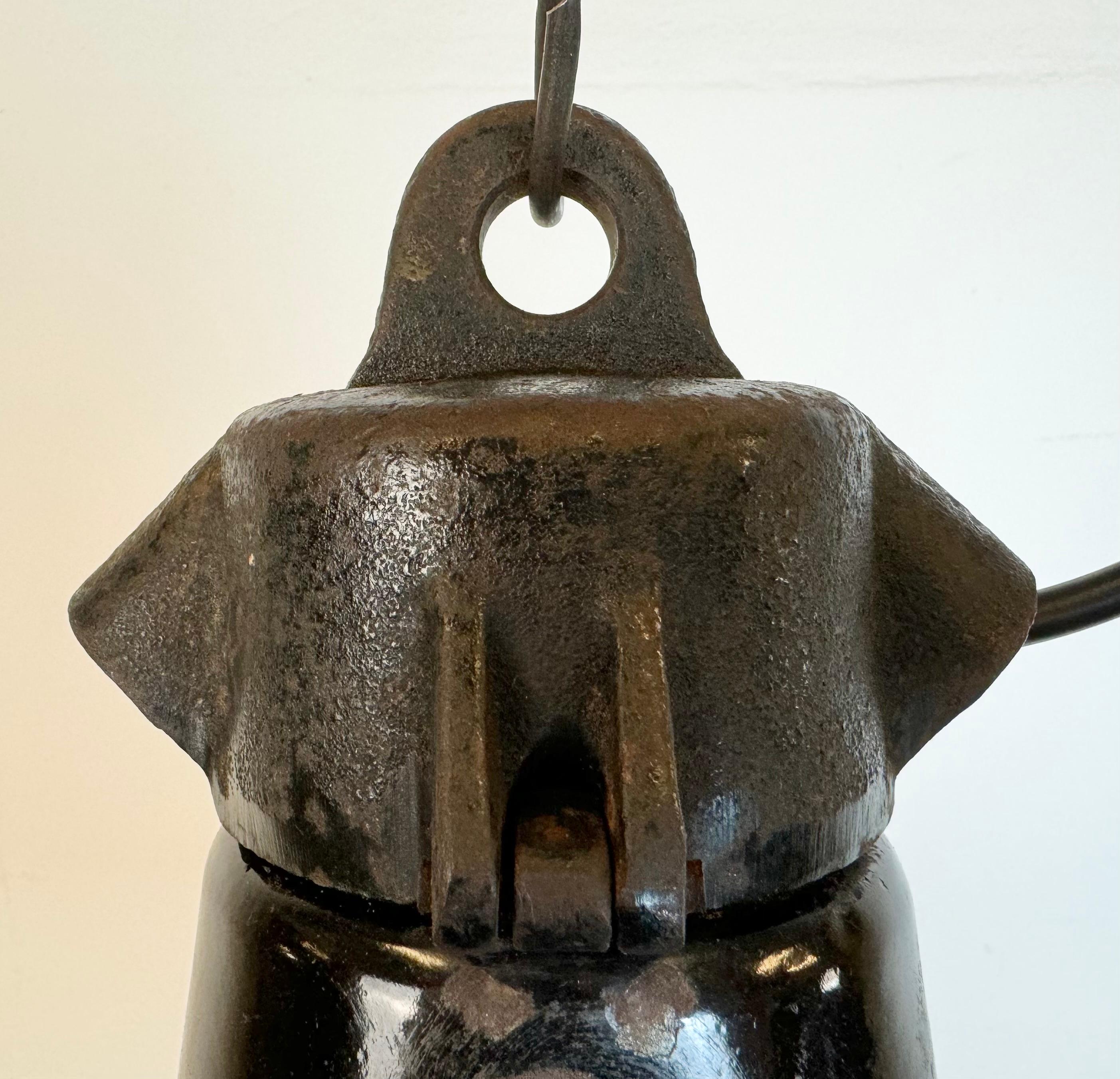 Industrielle schwarze Emaille-Fabrik-Lampe mit Gusseisenplatte, 1950er Jahre (20. Jahrhundert) im Angebot