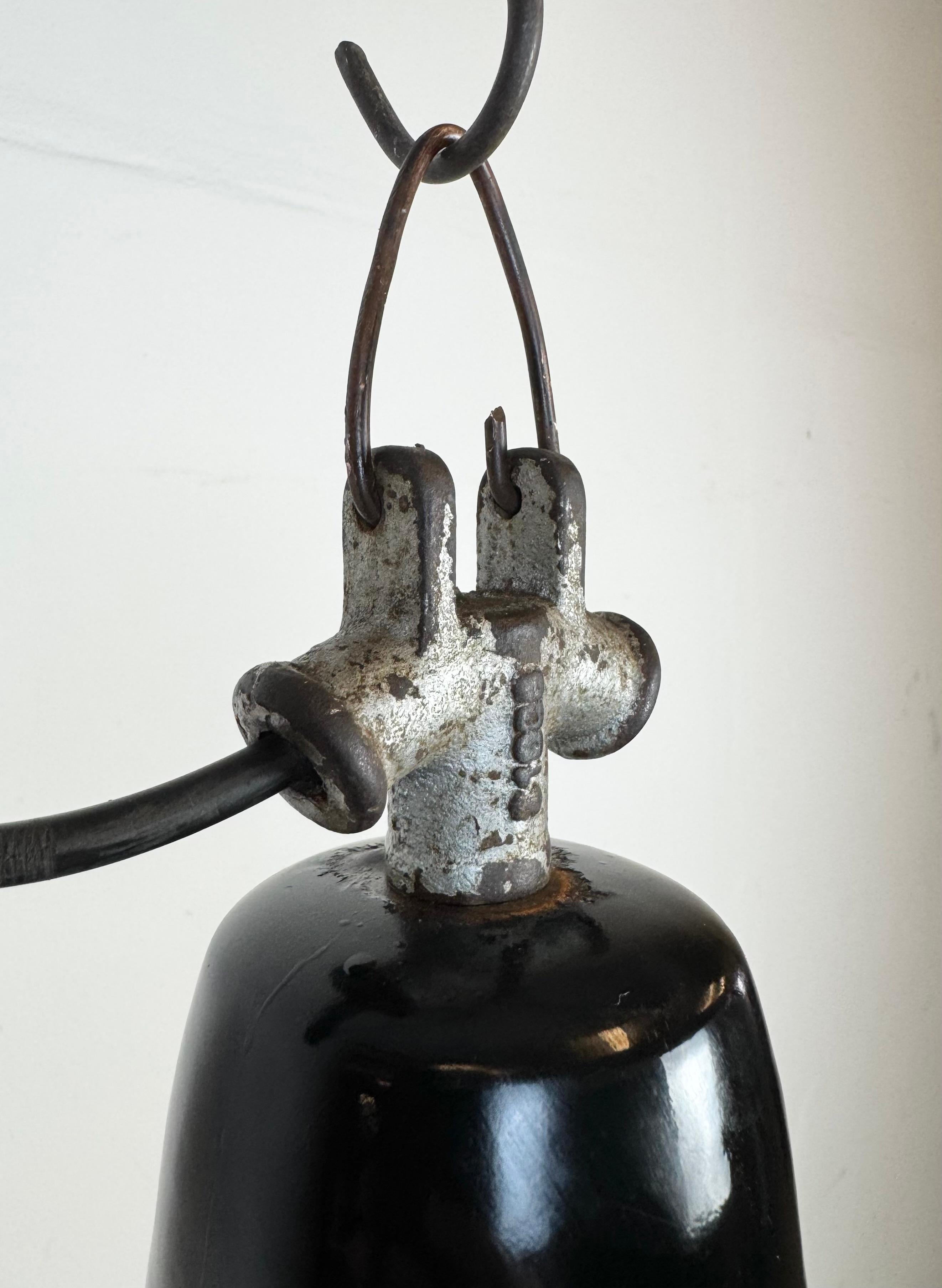 Lampe d'usine industrielle en émail noir avec dessus en fonte, années 1950 Bon état - En vente à Kojetice, CZ