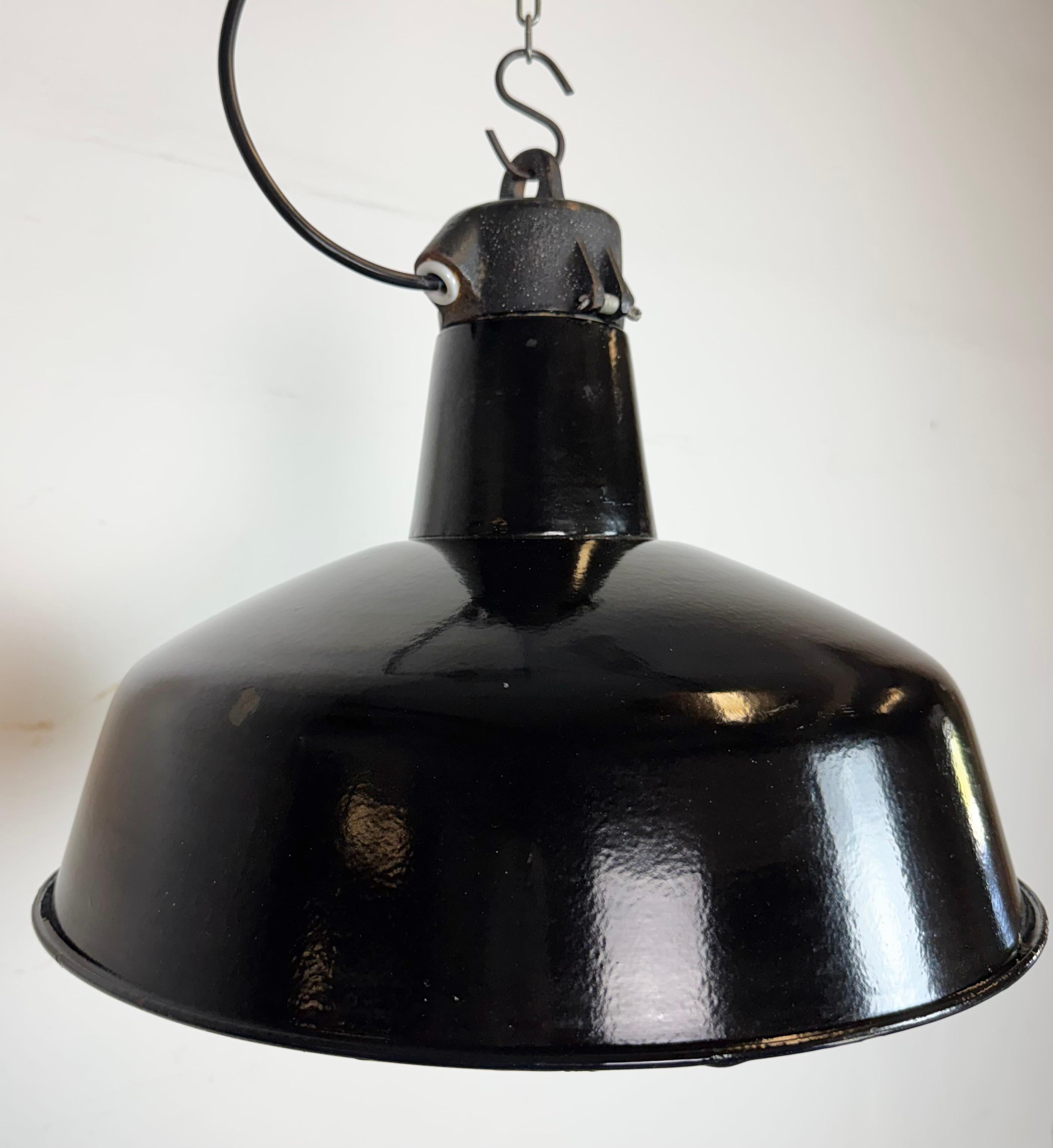 Industrielle schwarze Emaille-Fabrik-Lampe mit Gusseisenplatte, 1950er Jahre im Angebot 1