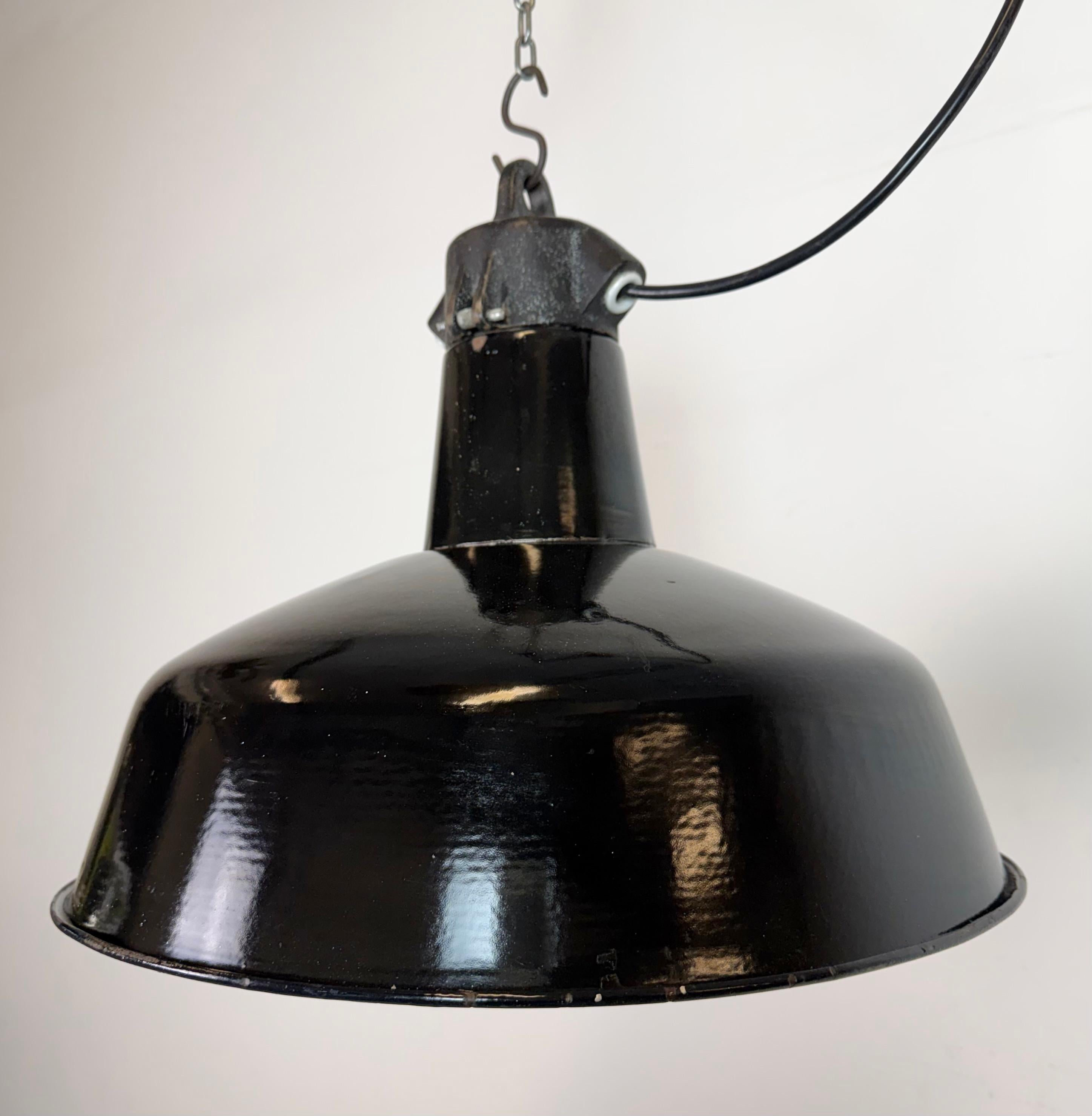 20ième siècle Lampe d'usine industrielle en émail noir avec dessus en fonte, années 1950 en vente