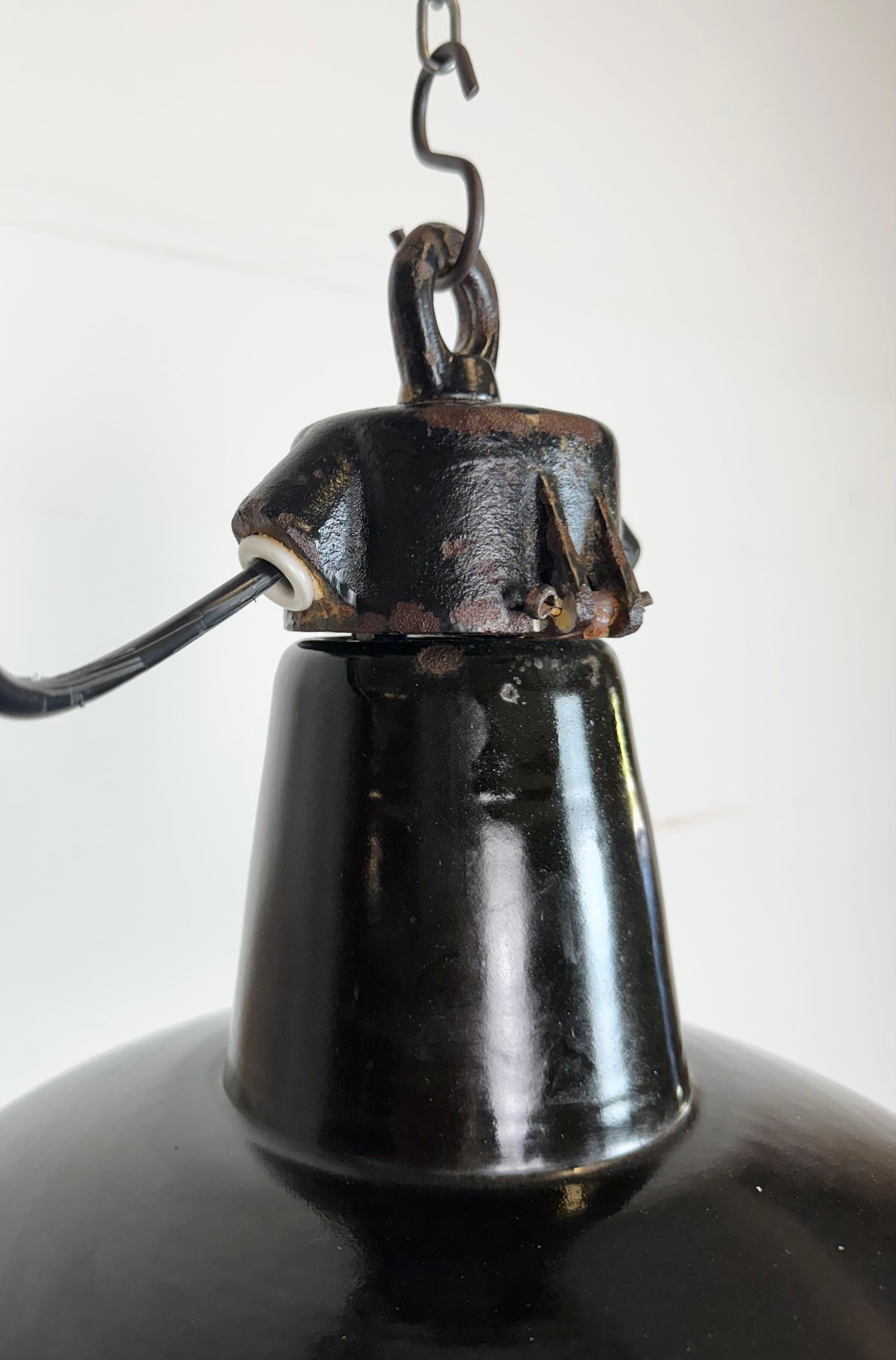 Lampada industriale da fabbrica in smalto nero con piano in ghisa, anni '1950 In condizioni buone in vendita a Kojetice, CZ