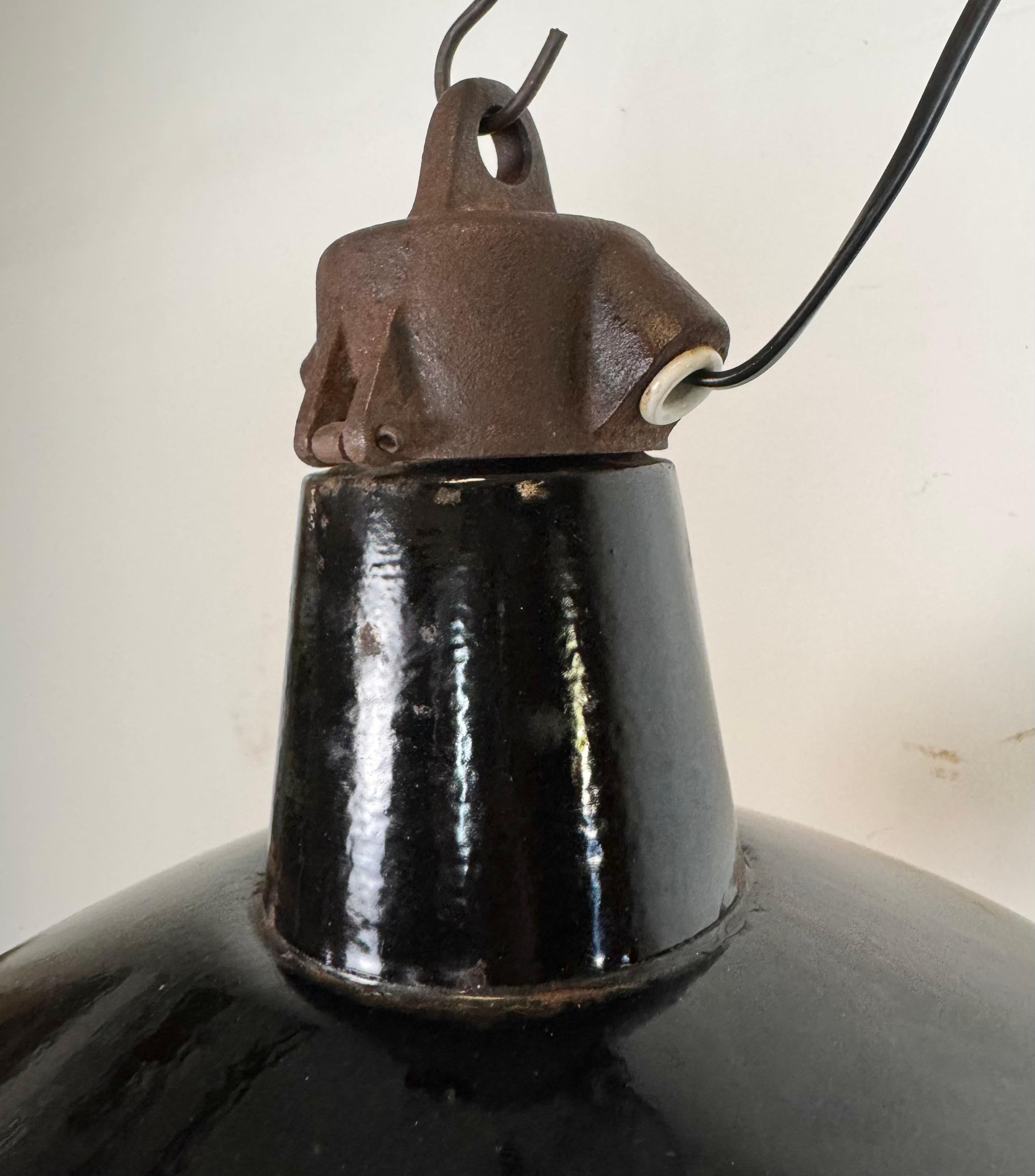 Industrielle schwarze Emaille-Fabrik-Lampe mit Gusseisenplatte, 1950er Jahre im Angebot 1