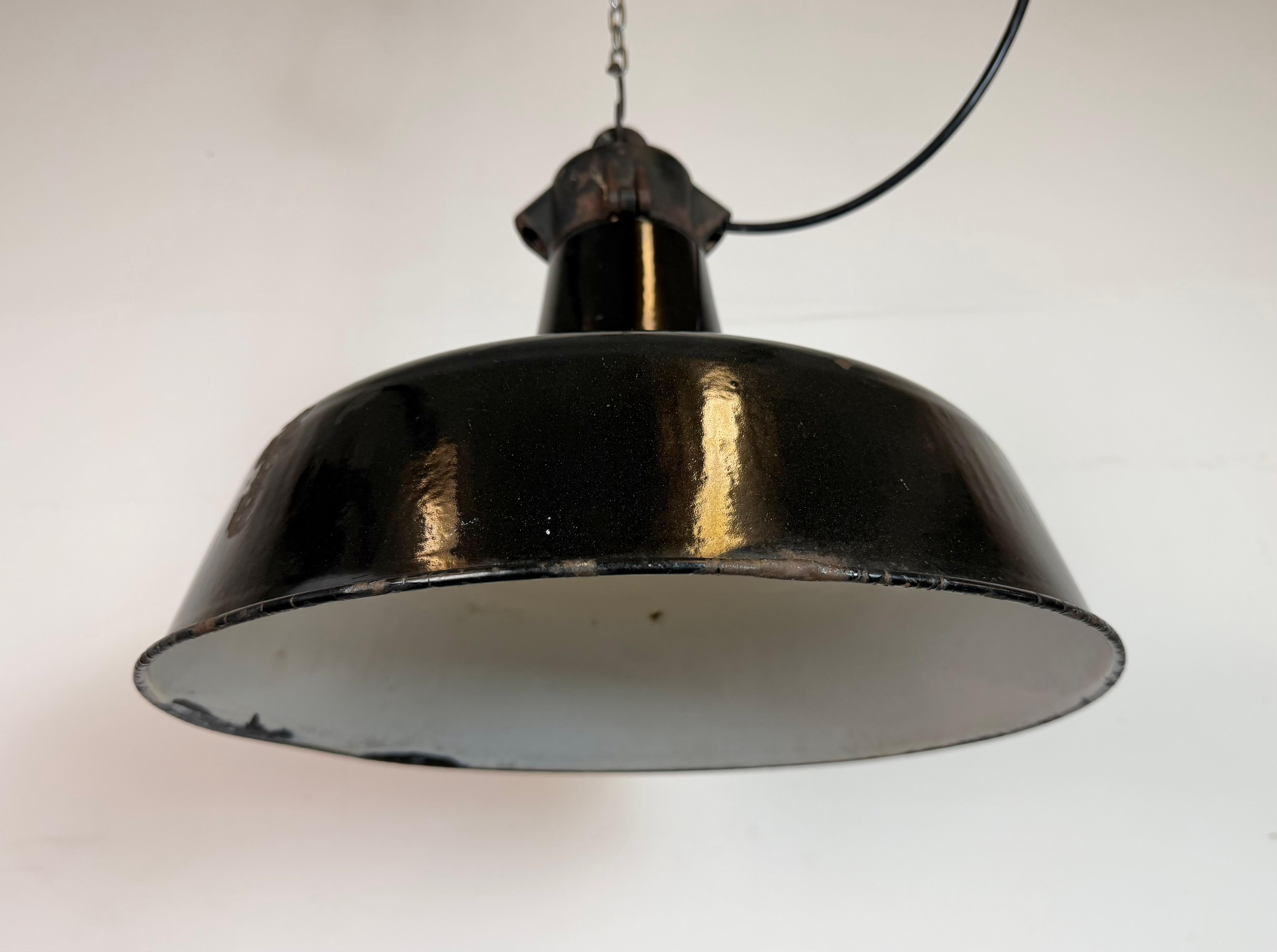 Industrial Black Enamel Factory Lamp with Cast Iron Top, 1950s For Sale 1