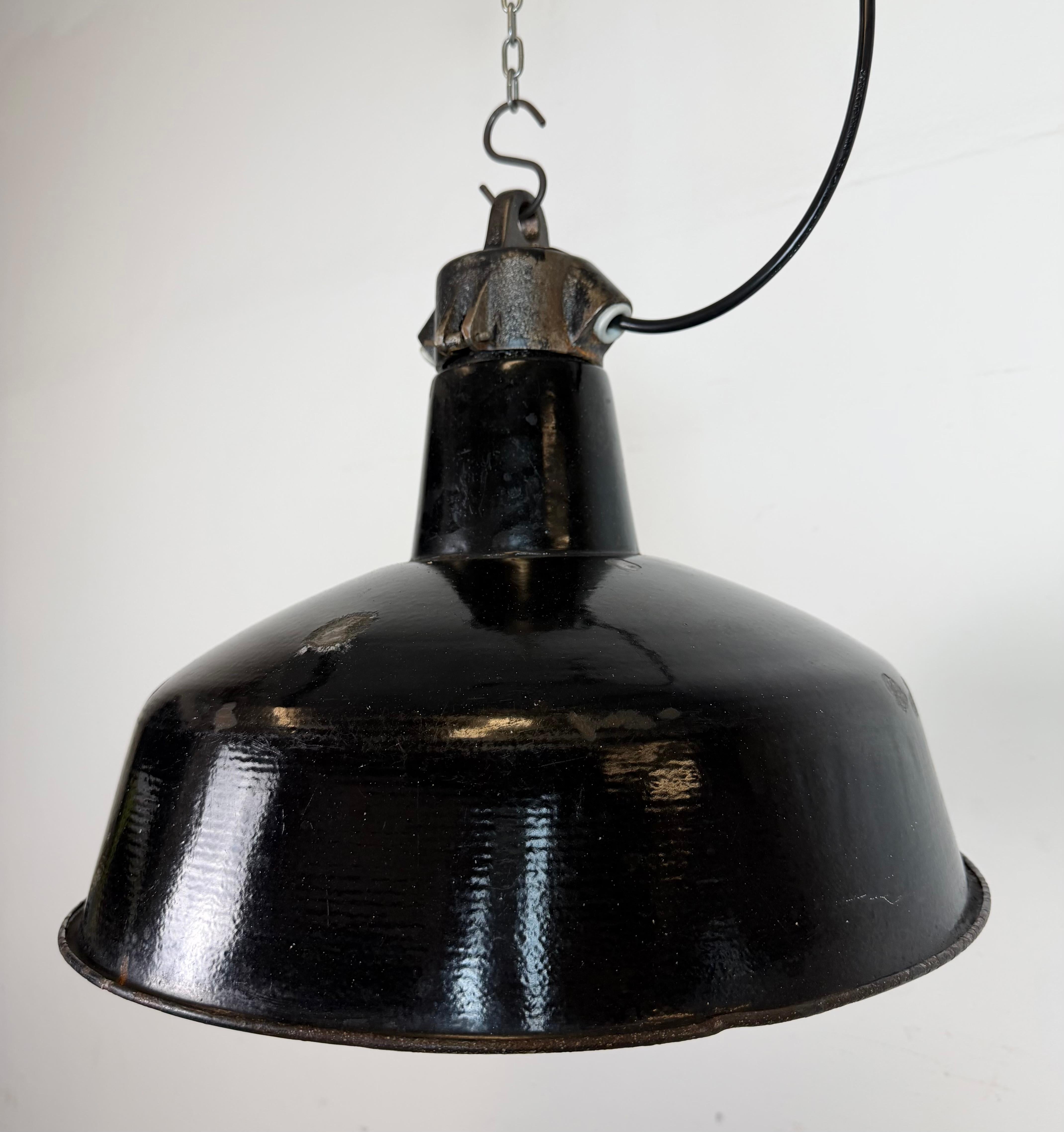 Industrial Black Enamel Factory Lamp with Cast Iron Top, 1950s For Sale 1