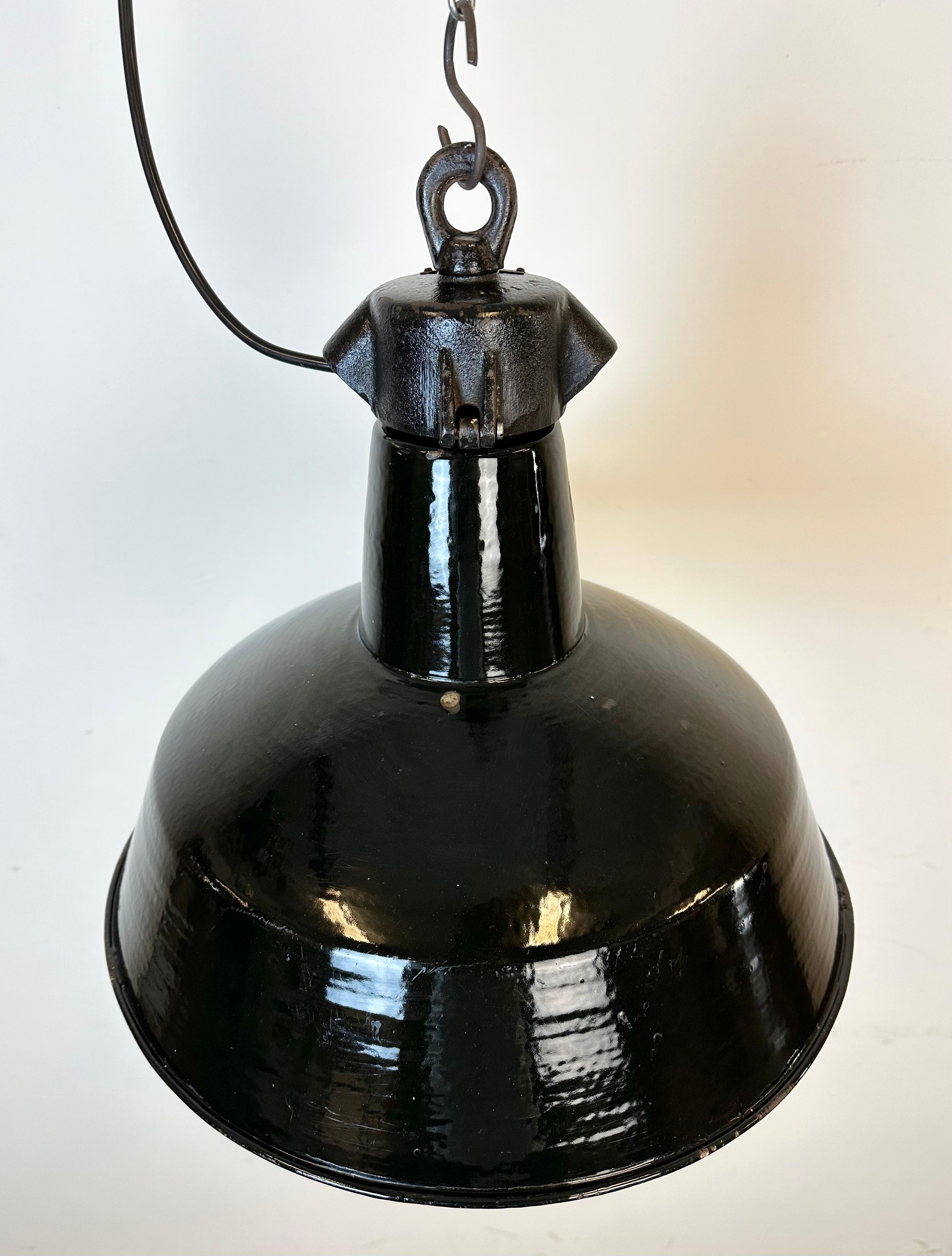 Industrielle schwarze Emaille-Fabrik-Lampe mit Gusseisenplatte, 1950er Jahre im Angebot 1
