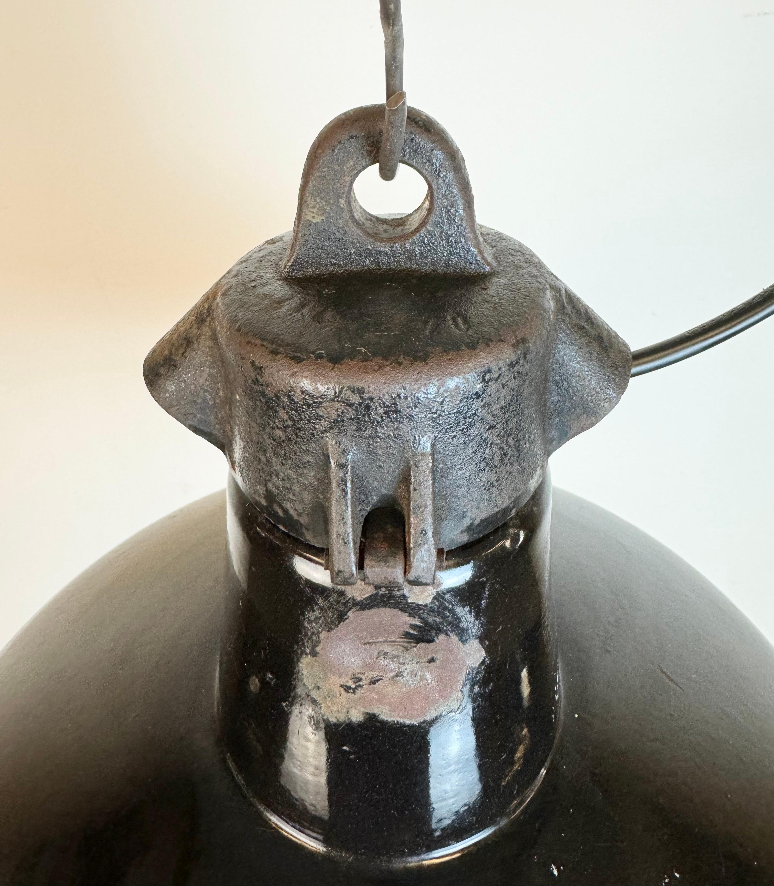 Industrielle schwarze Emaille-Fabrik-Lampe mit Gusseisenplatte, 1950er Jahre im Angebot 1