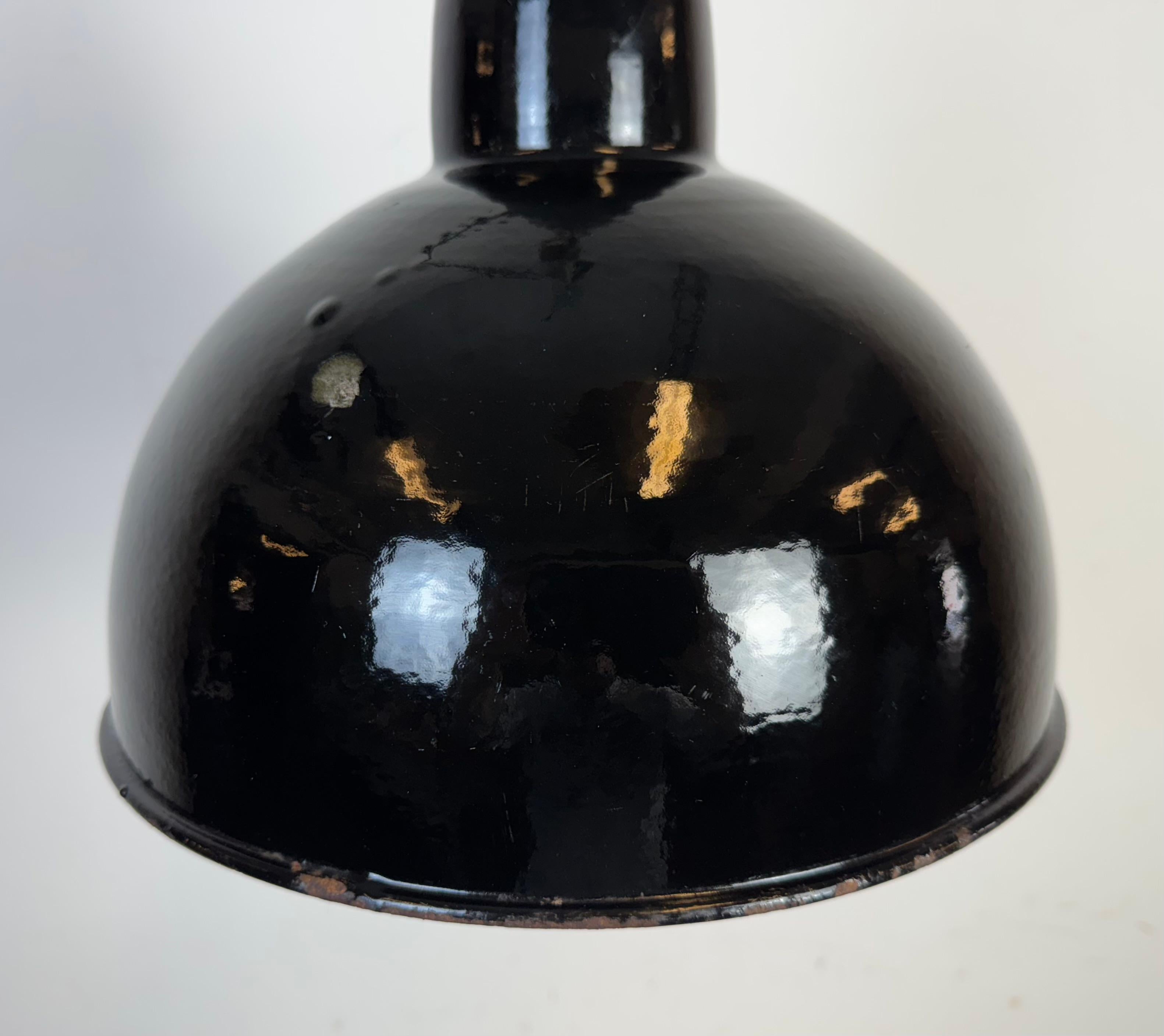 20ième siècle Lampe d'usine industrielle en émail noir avec dessus en fonte, années 1950 en vente