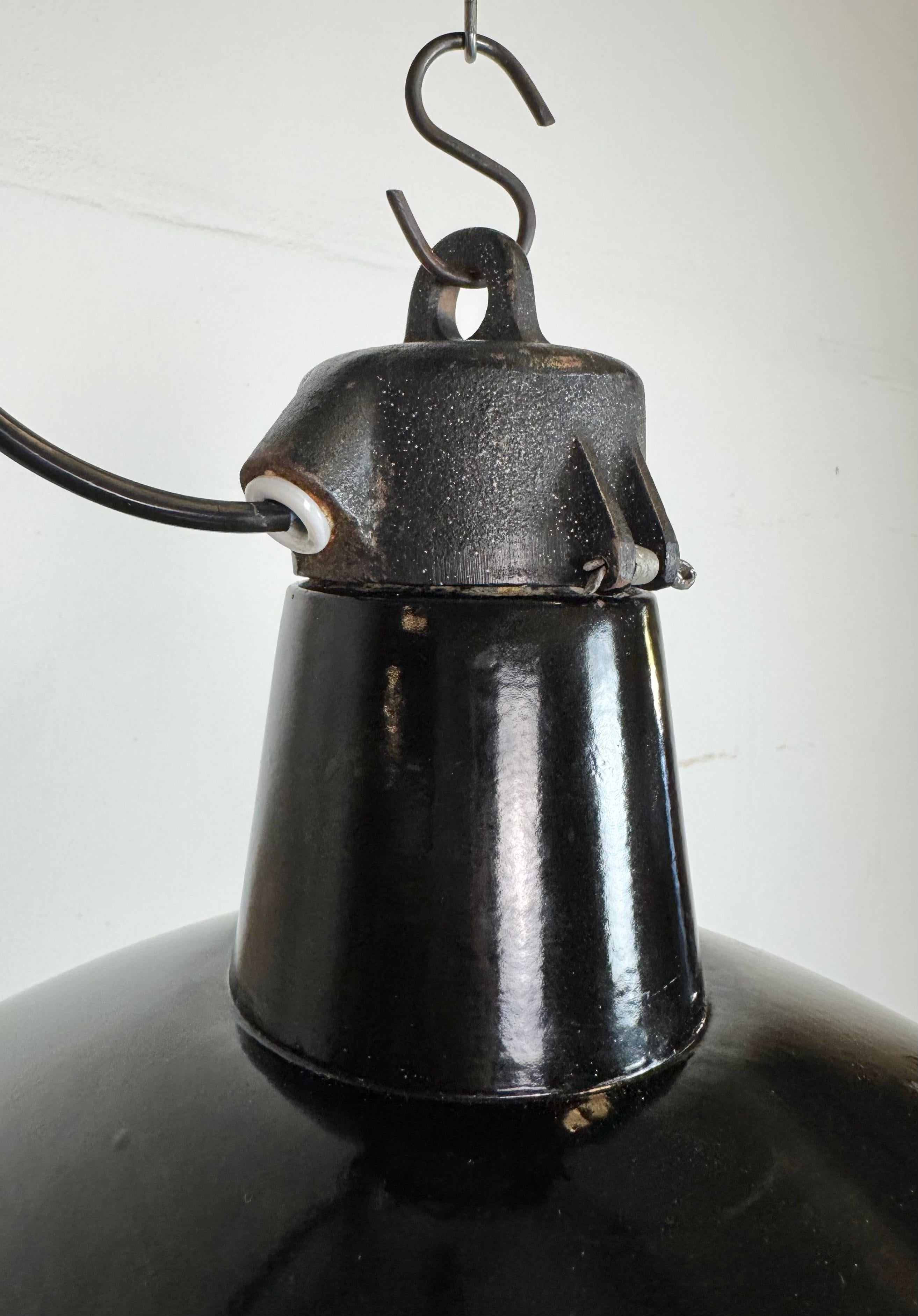 Industrielle schwarze Emaille-Fabrik-Lampe mit Gusseisenplatte, 1950er Jahre im Angebot 2