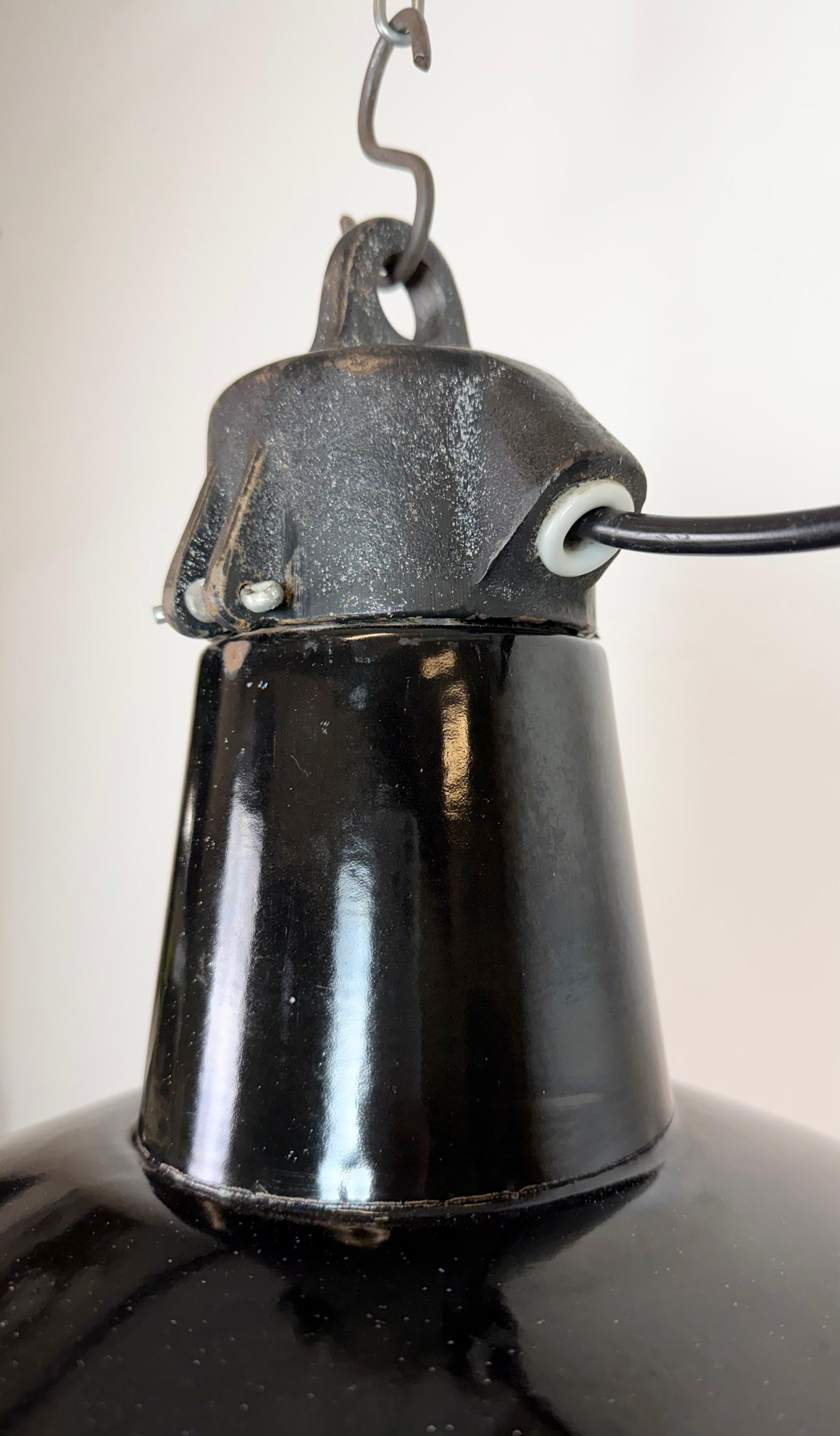 Émail Lampe d'usine industrielle en émail noir avec dessus en fonte, années 1950 en vente