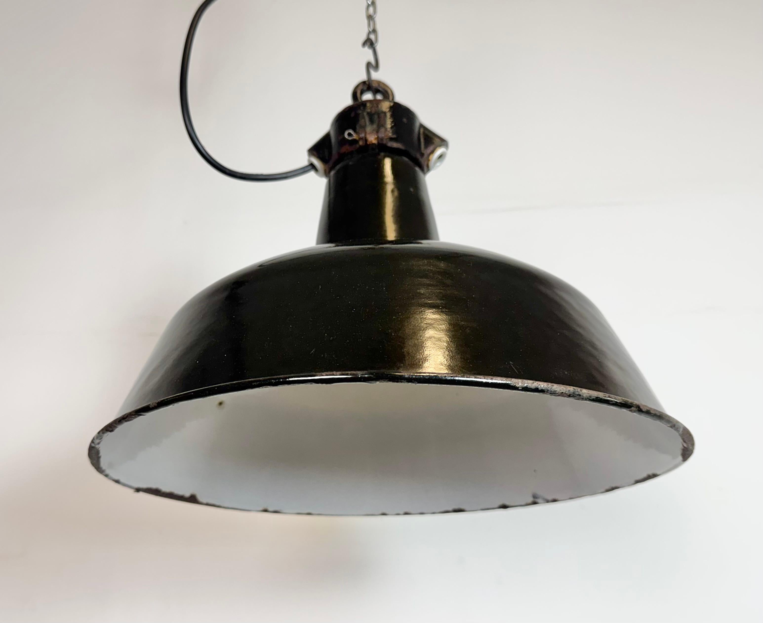 XX secolo Lampada industriale da fabbrica in smalto nero con piano in ghisa, anni '1950 in vendita
