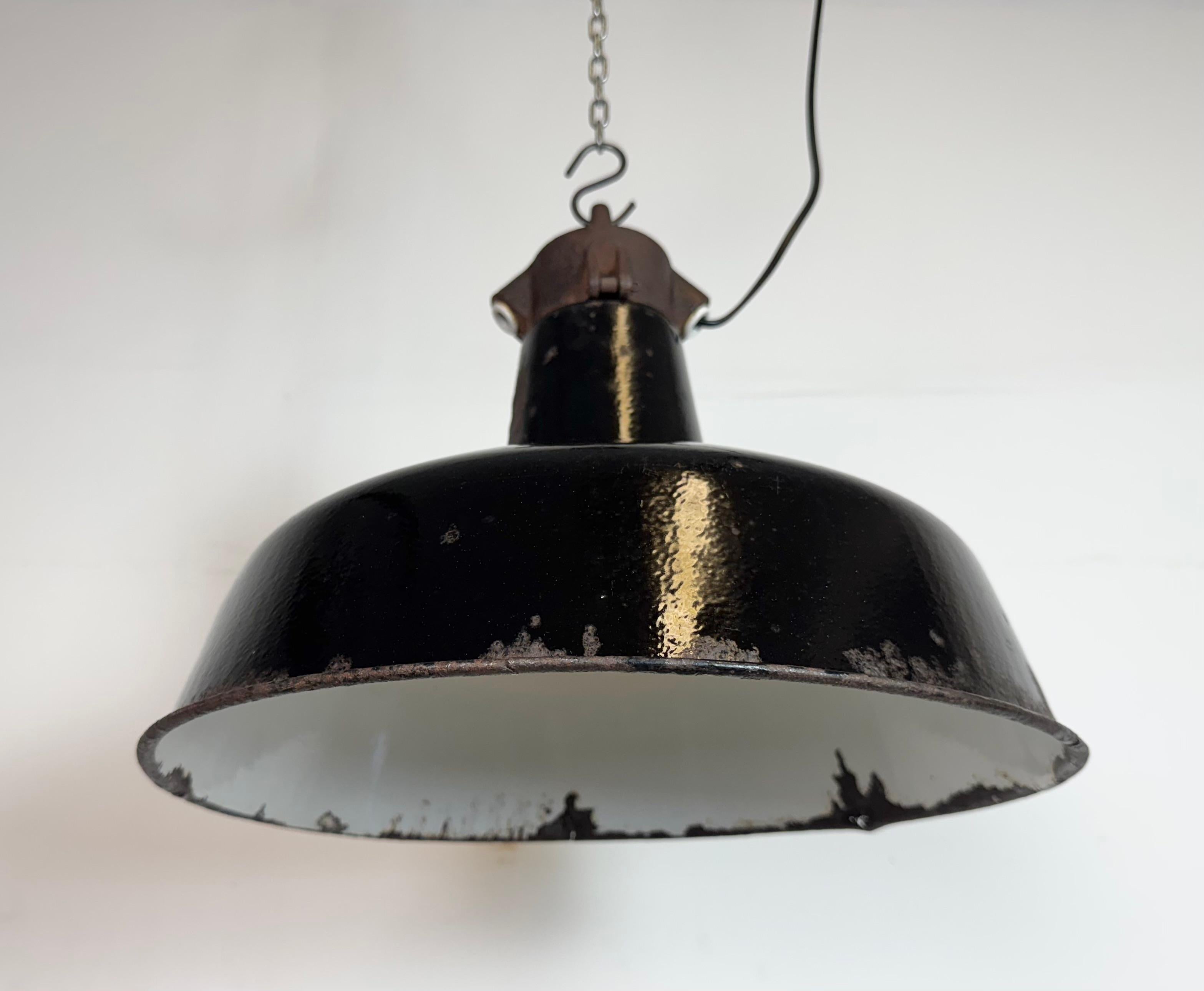 Industrielle schwarze Emaille-Fabrik-Lampe mit Gusseisenplatte, 1950er Jahre im Angebot 2