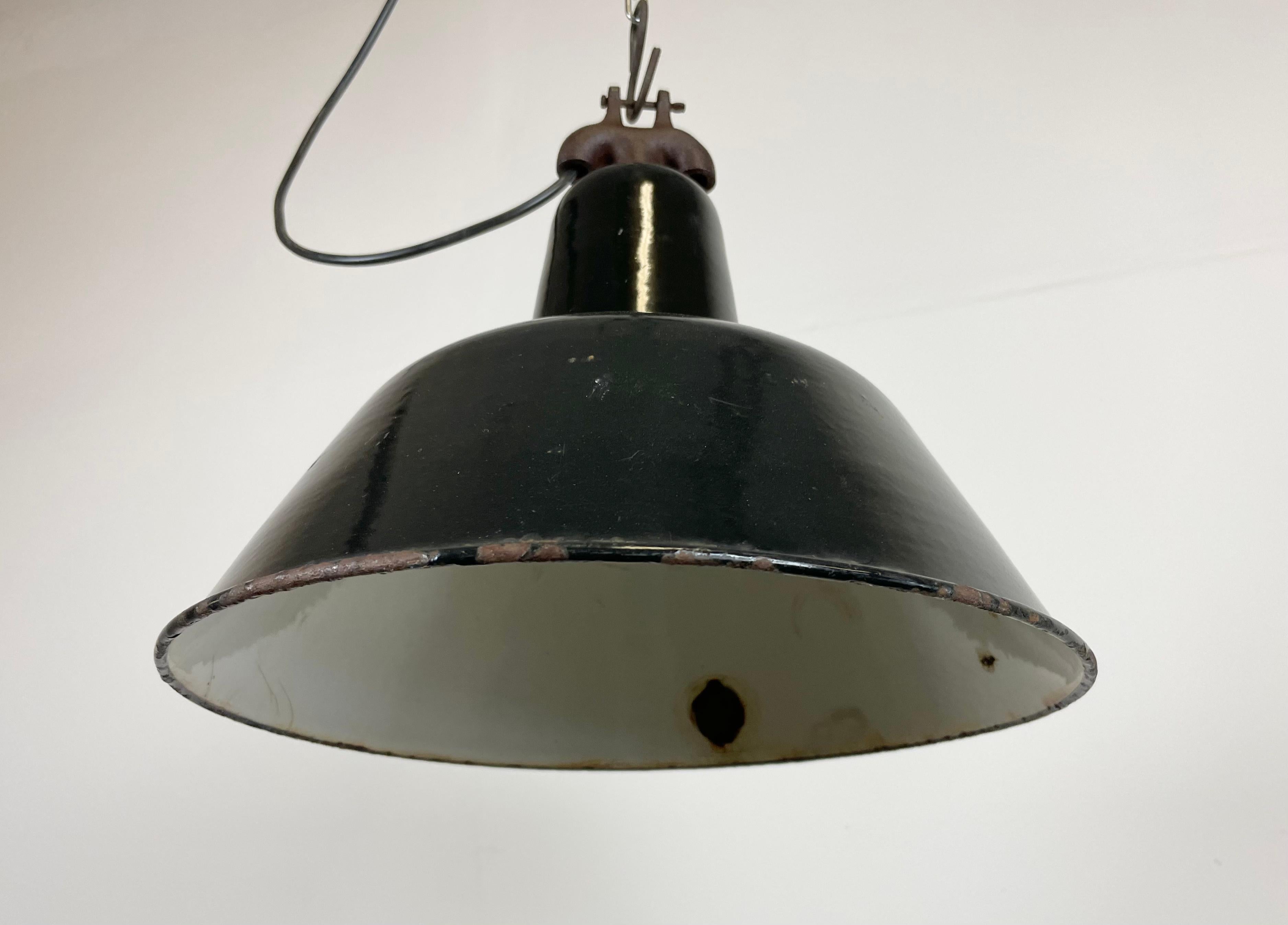 Émail Lampe d'usine industrielle en émail noir avec dessus en fonte, années 1950 en vente