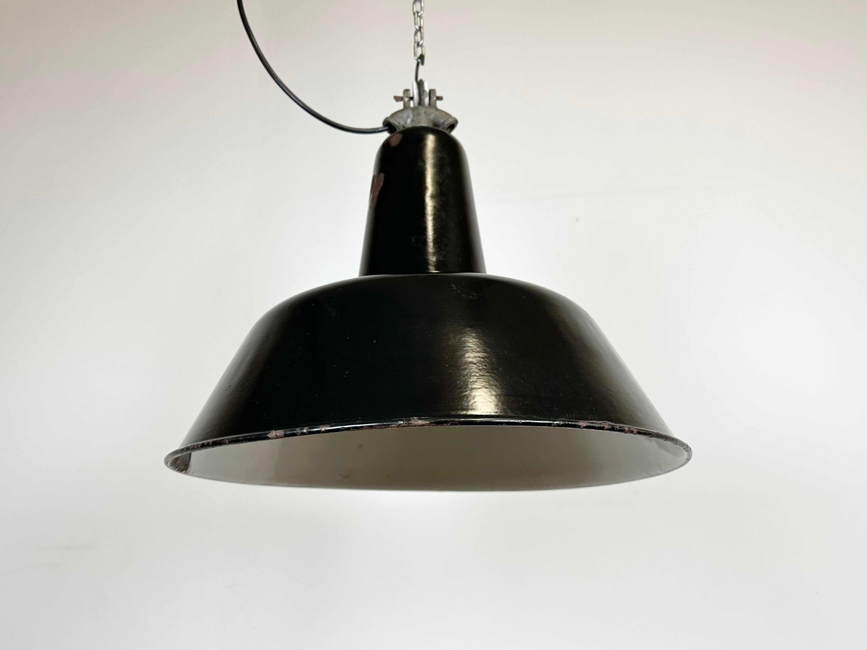 Industrial Black Enamel Factory Lamp with Cast Iron Top, 1950s For Sale 4