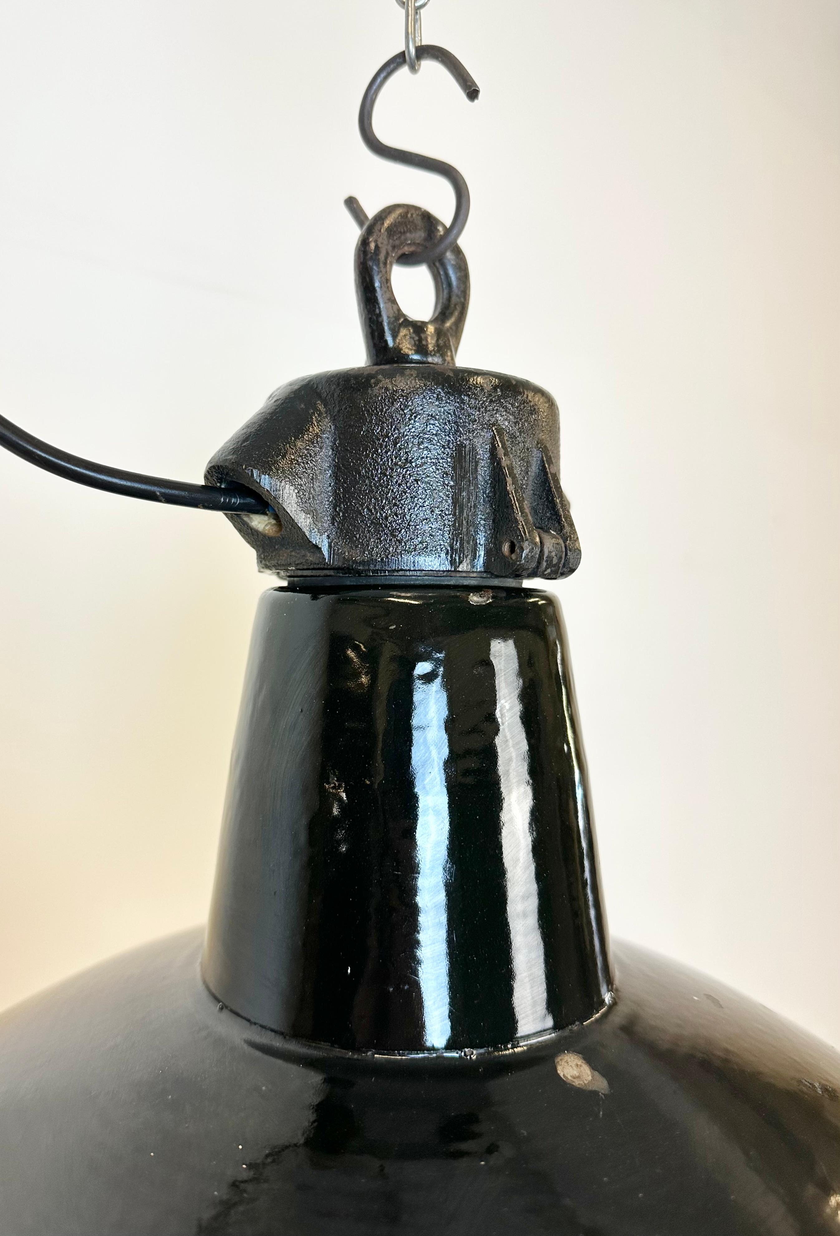 Industrielle schwarze Emaille-Fabrik-Lampe mit Gusseisenplatte, 1950er Jahre im Angebot 2