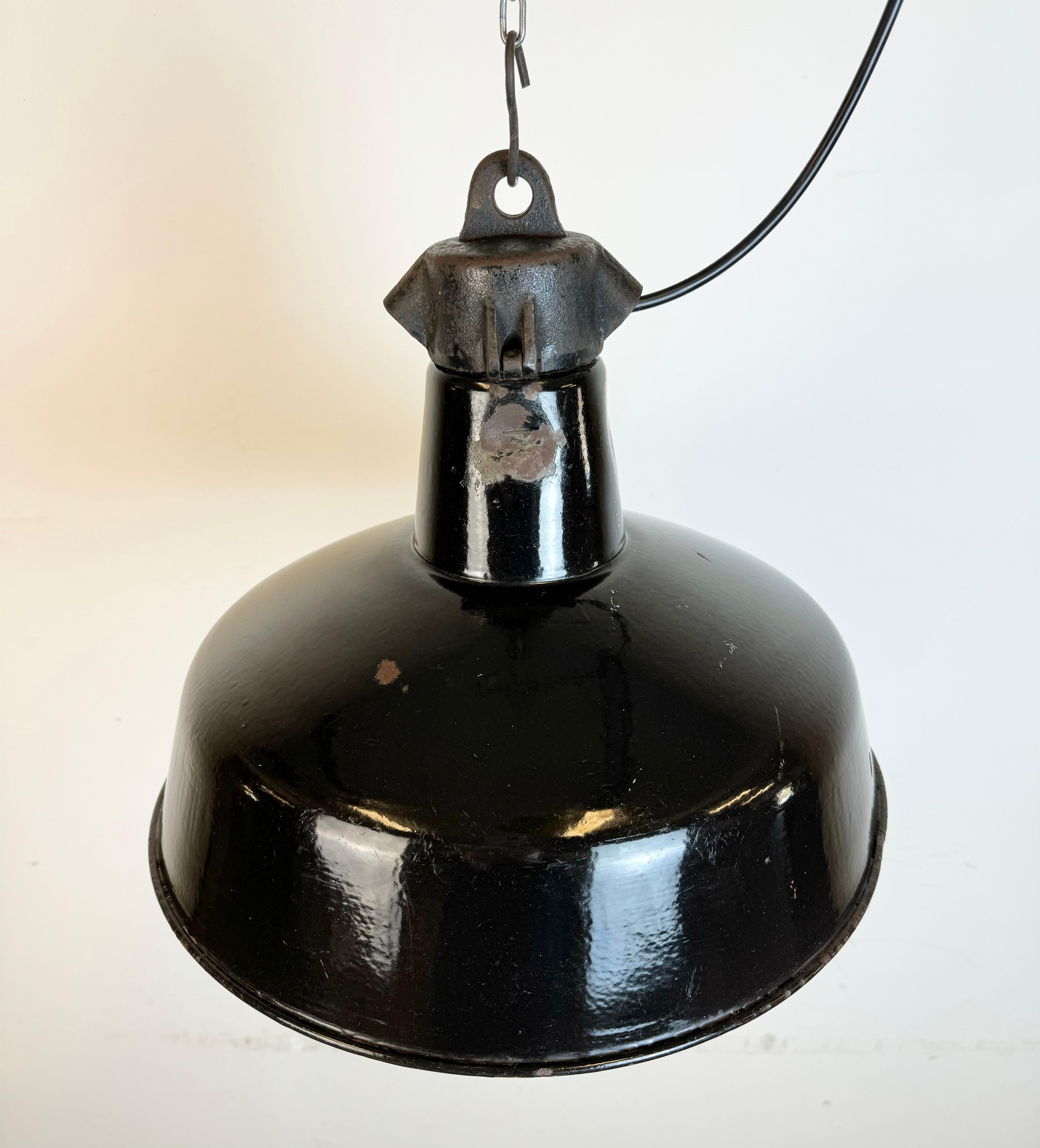Industrielle schwarze Emaille-Fabrik-Lampe mit Gusseisenplatte, 1950er Jahre im Angebot 2