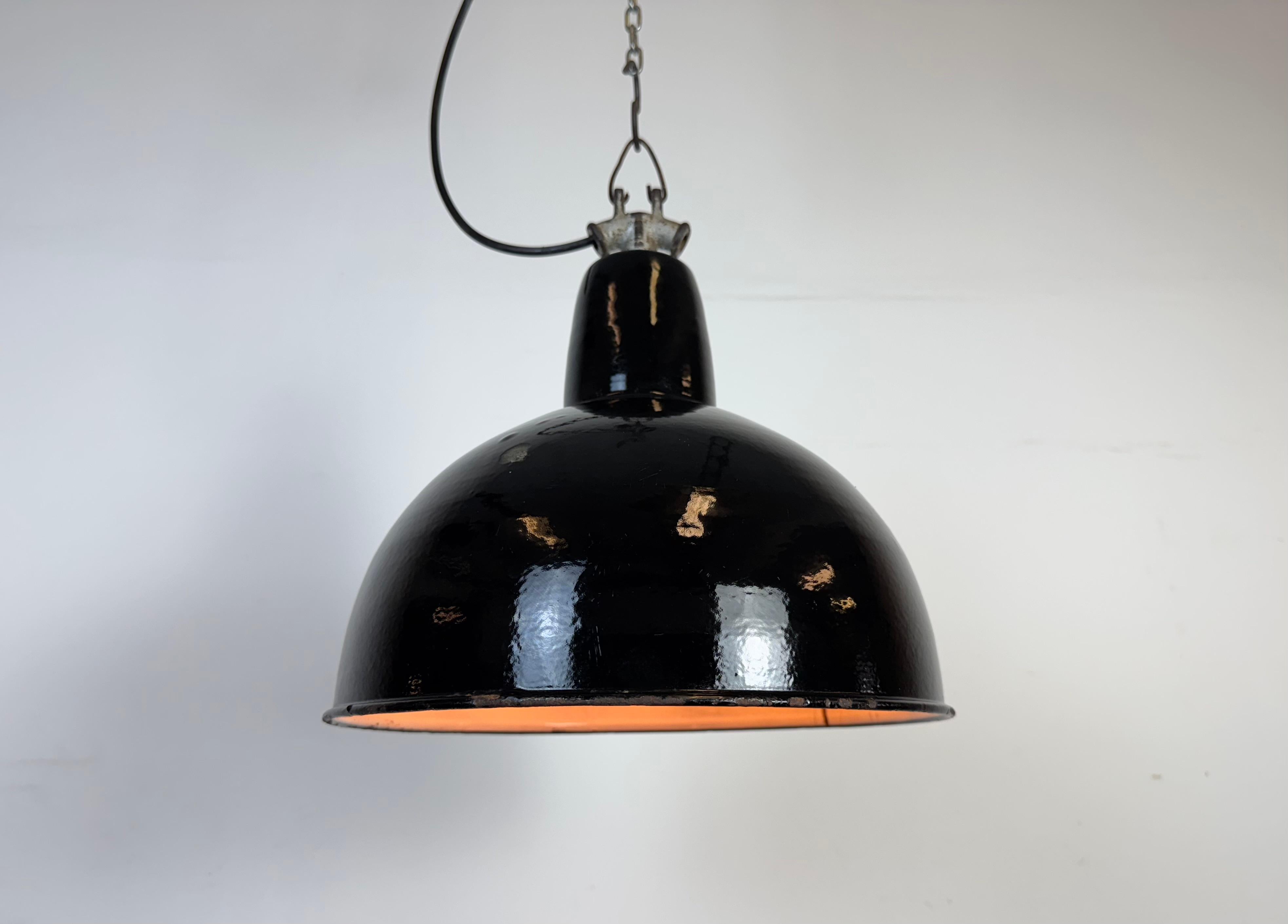 Émail Lampe d'usine industrielle en émail noir avec dessus en fonte, années 1950 en vente