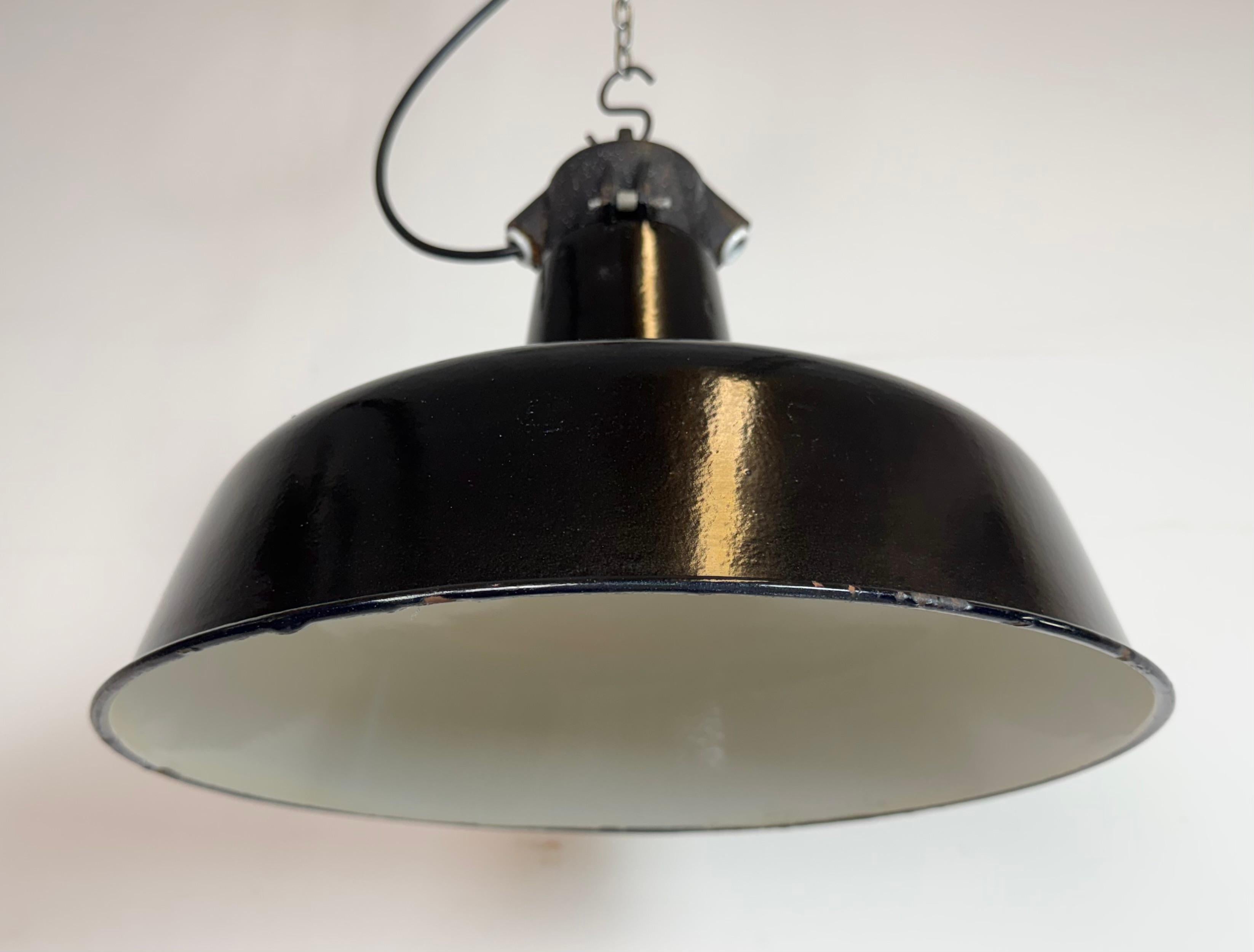 Industrielle schwarze Emaille-Fabrik-Lampe mit Gusseisenplatte, 1950er Jahre im Angebot 3