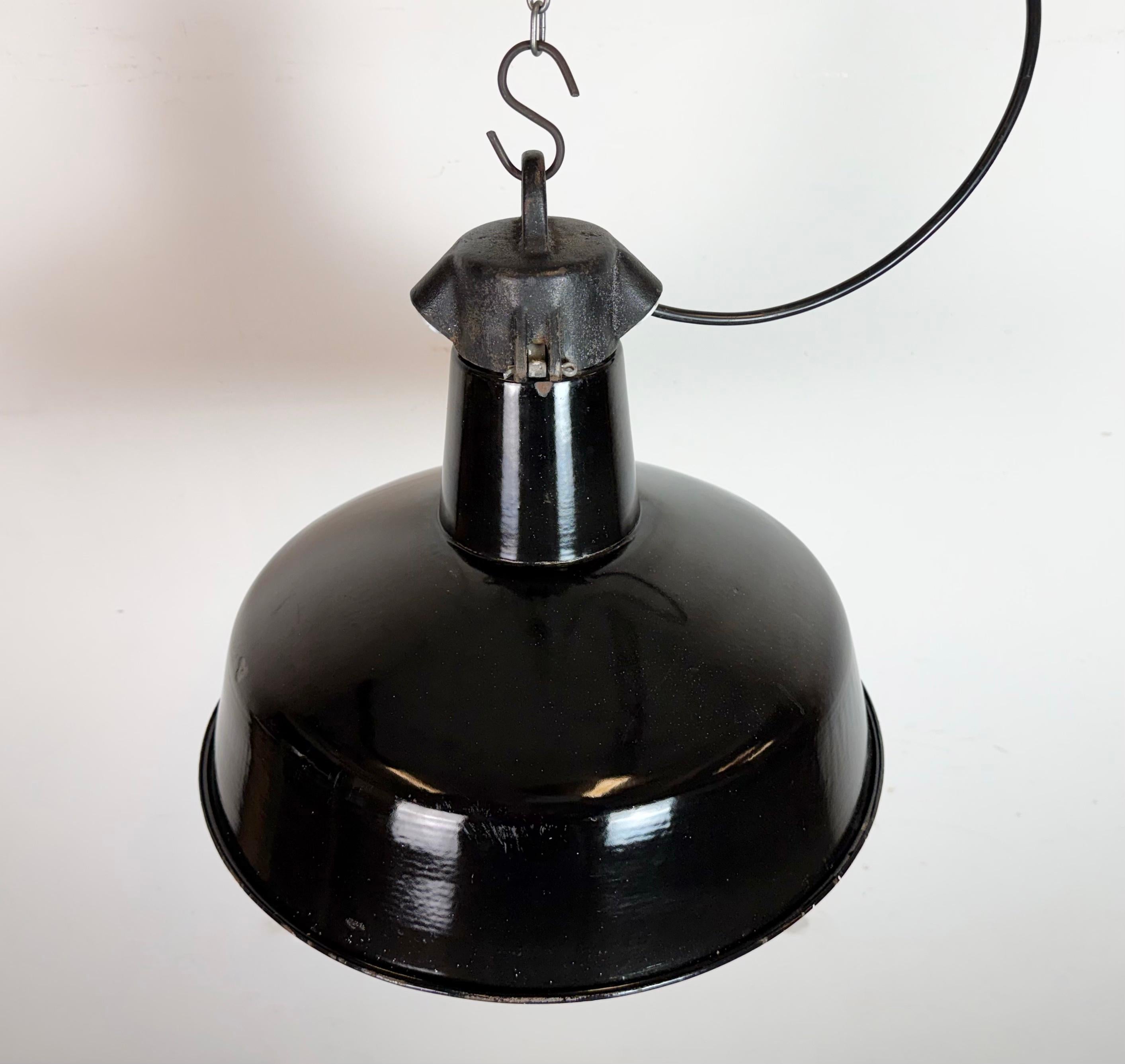 Lampe d'usine industrielle en émail noir avec dessus en fonte, années 1950 en vente 1