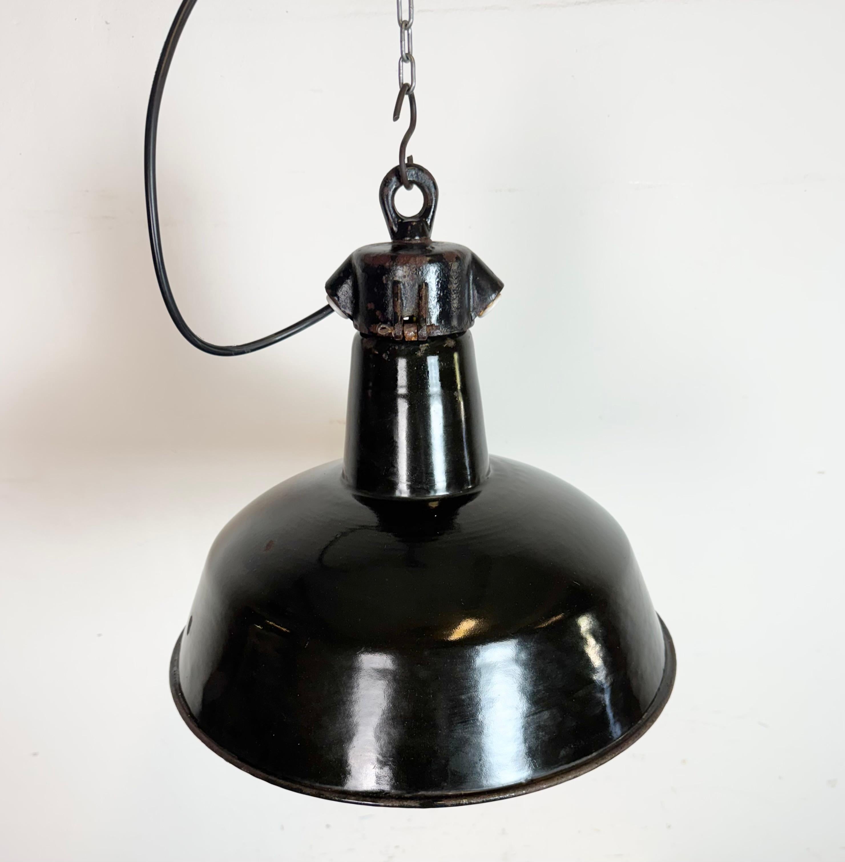 Smalto Lampada industriale da fabbrica in smalto nero con piano in ghisa, anni '1950 in vendita